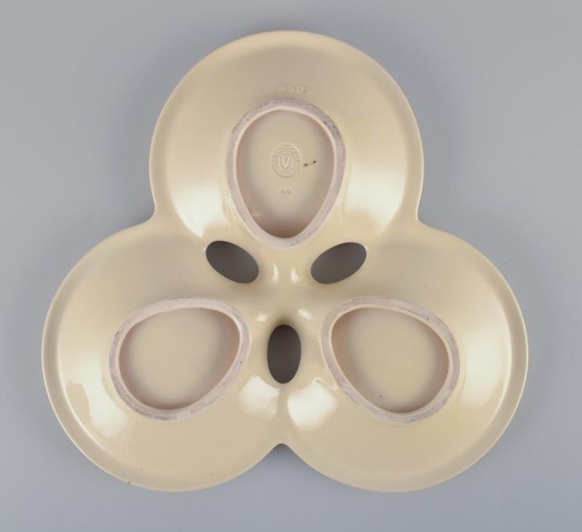 Ceramica Piatto in ceramica francese. Forma tripla e a conchiglia. Anni '40 circa in vendita