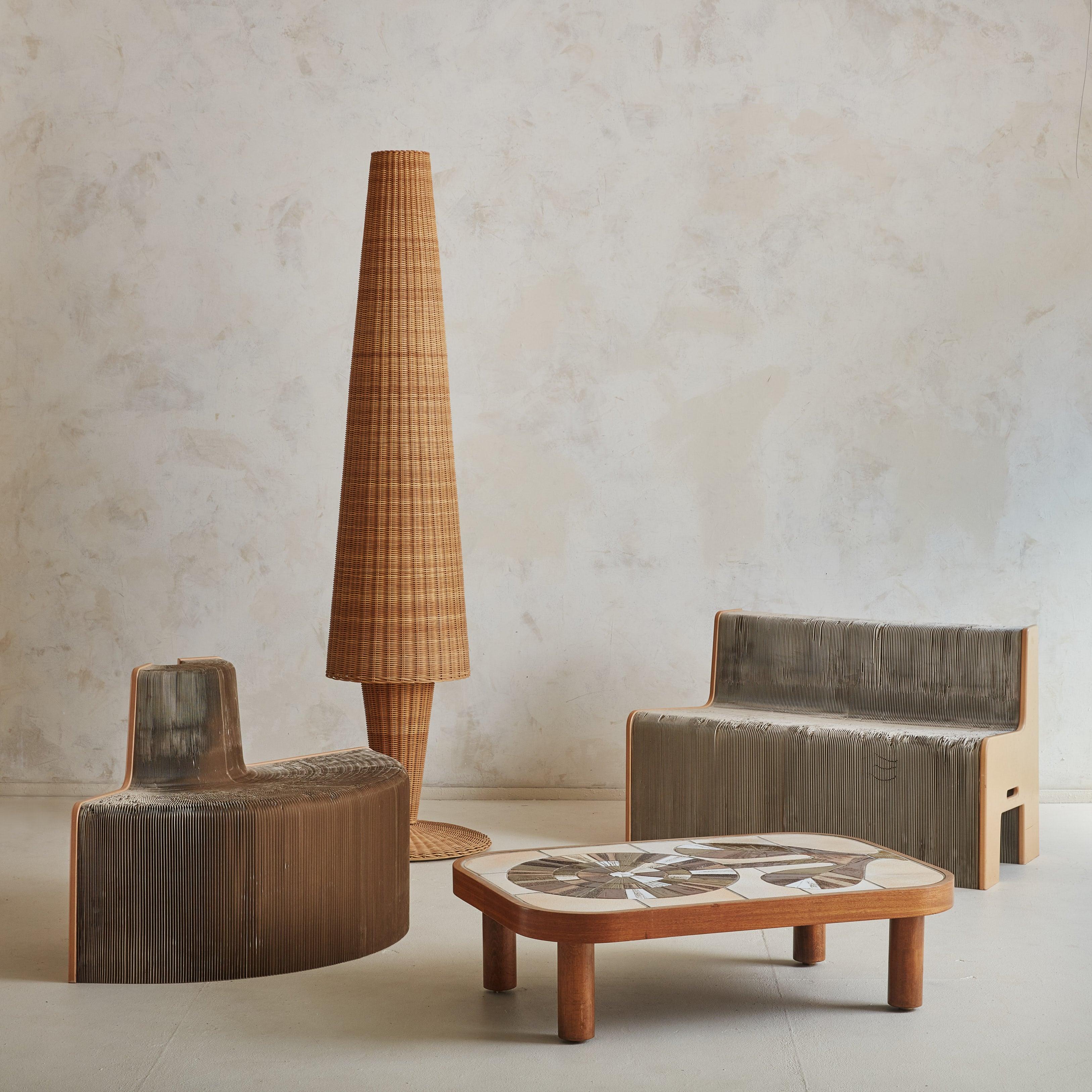 Table basse des années 1960 du céramiste français Roger Capron. Recouvert des carreaux de céramique de Vallauris, en France, emblématiques de Capron, le motif géométrique des fleurs s'épanouit dans des tons terreux, sur un cadre en bois massif
