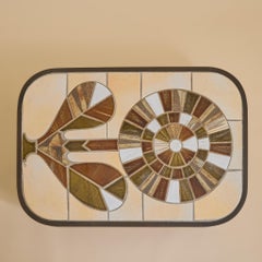 Table basse française à motifs de fleurs par Roger Capron, années 1960