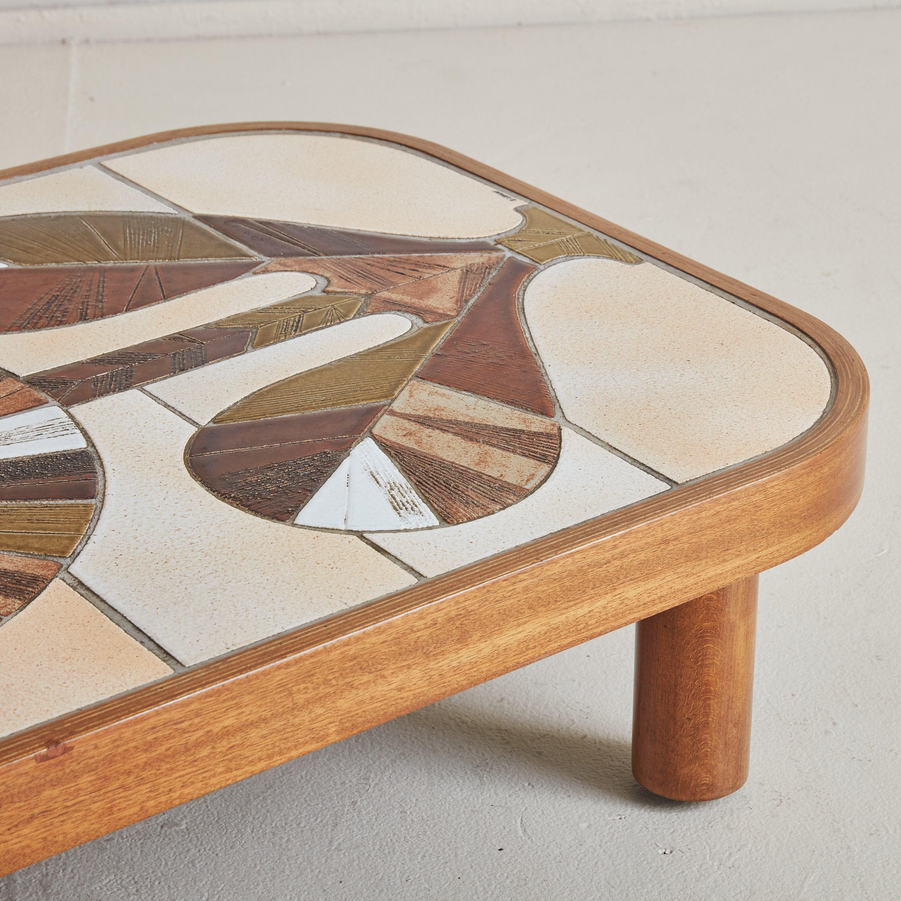 Français Table basse française à motifs de fleurs par Roger Capron, années 1960