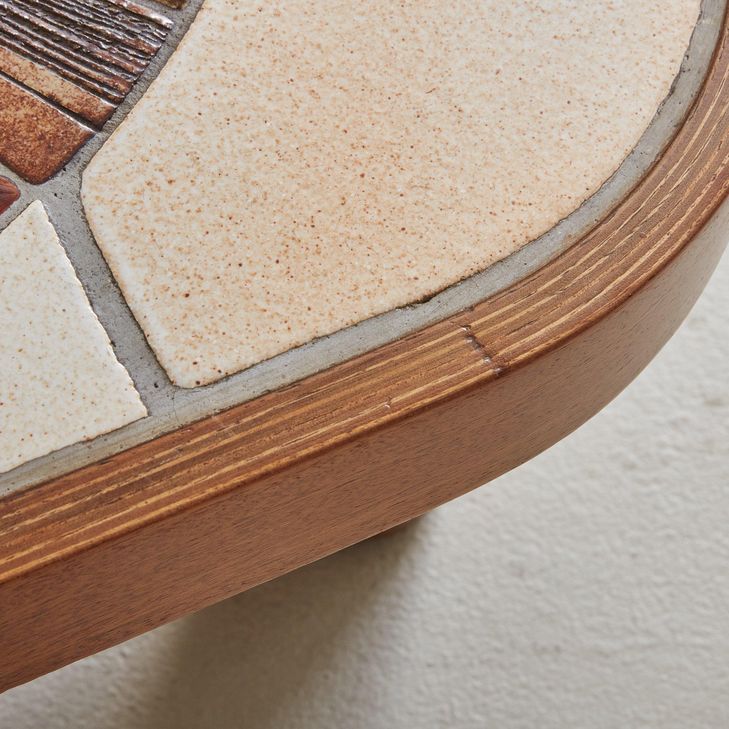 Milieu du XXe siècle Table basse française à motifs de fleurs par Roger Capron, années 1960