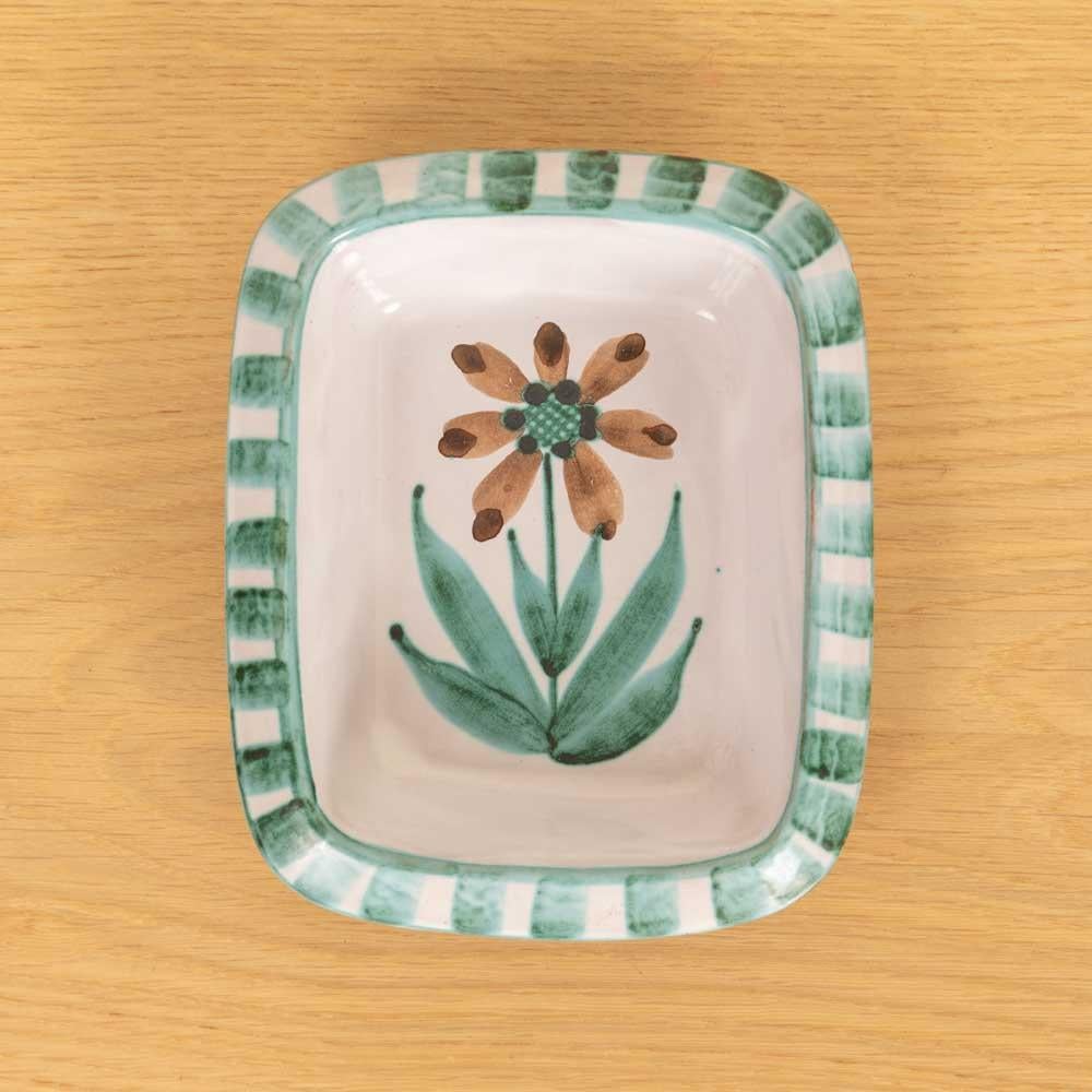 Bellissimo piatto in ceramica dipinta di Robert Picault, Francia, anni Cinquanta. Piatto rettangolare con fiore dipinto e dettaglio a righe verdi. Perfetto come portaoggetti o portagioie. Firmato. 