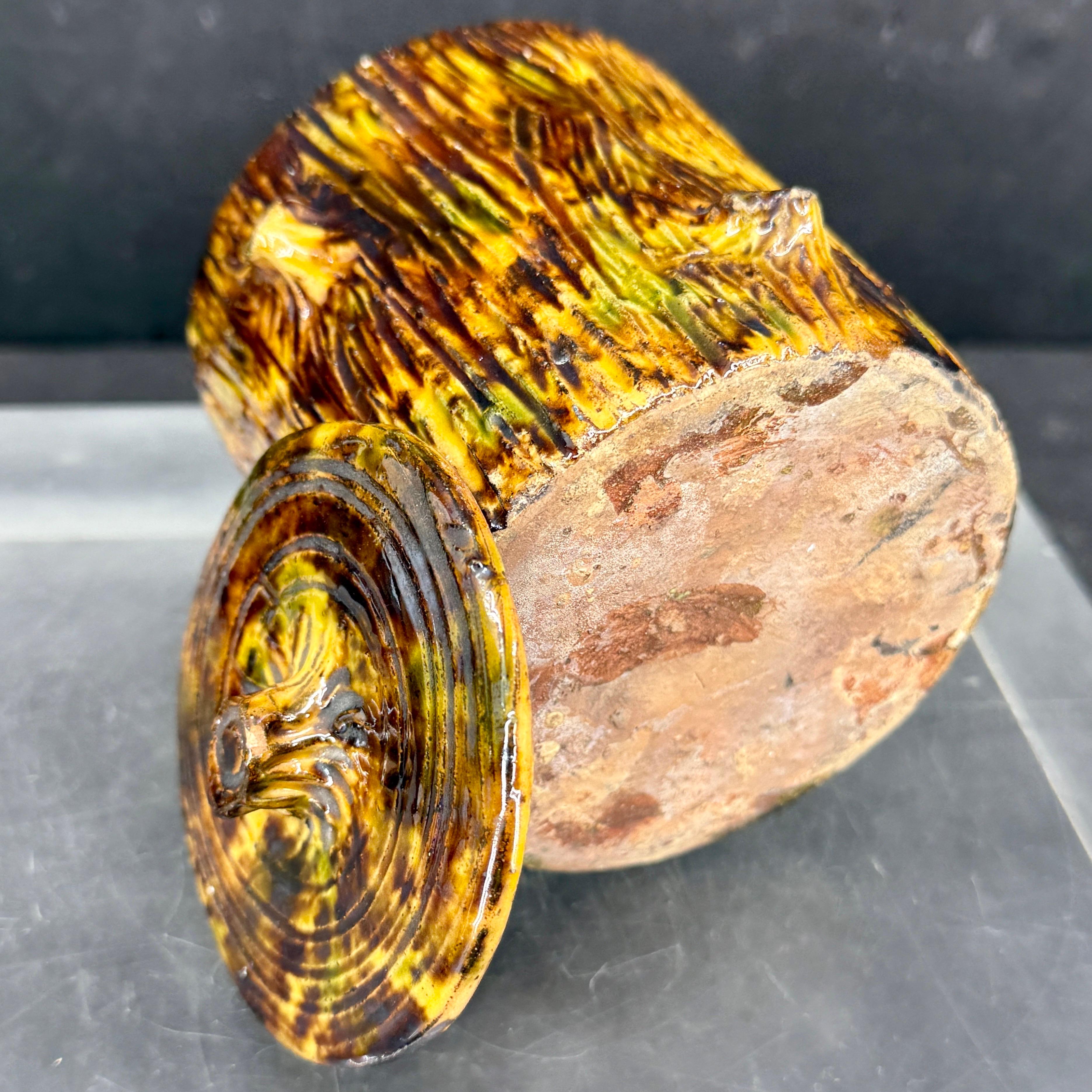 Vaso in ceramica francese smaltata Faux Boi con coperchio, anni '60 circa In condizioni buone in vendita a Haddonfield, NJ