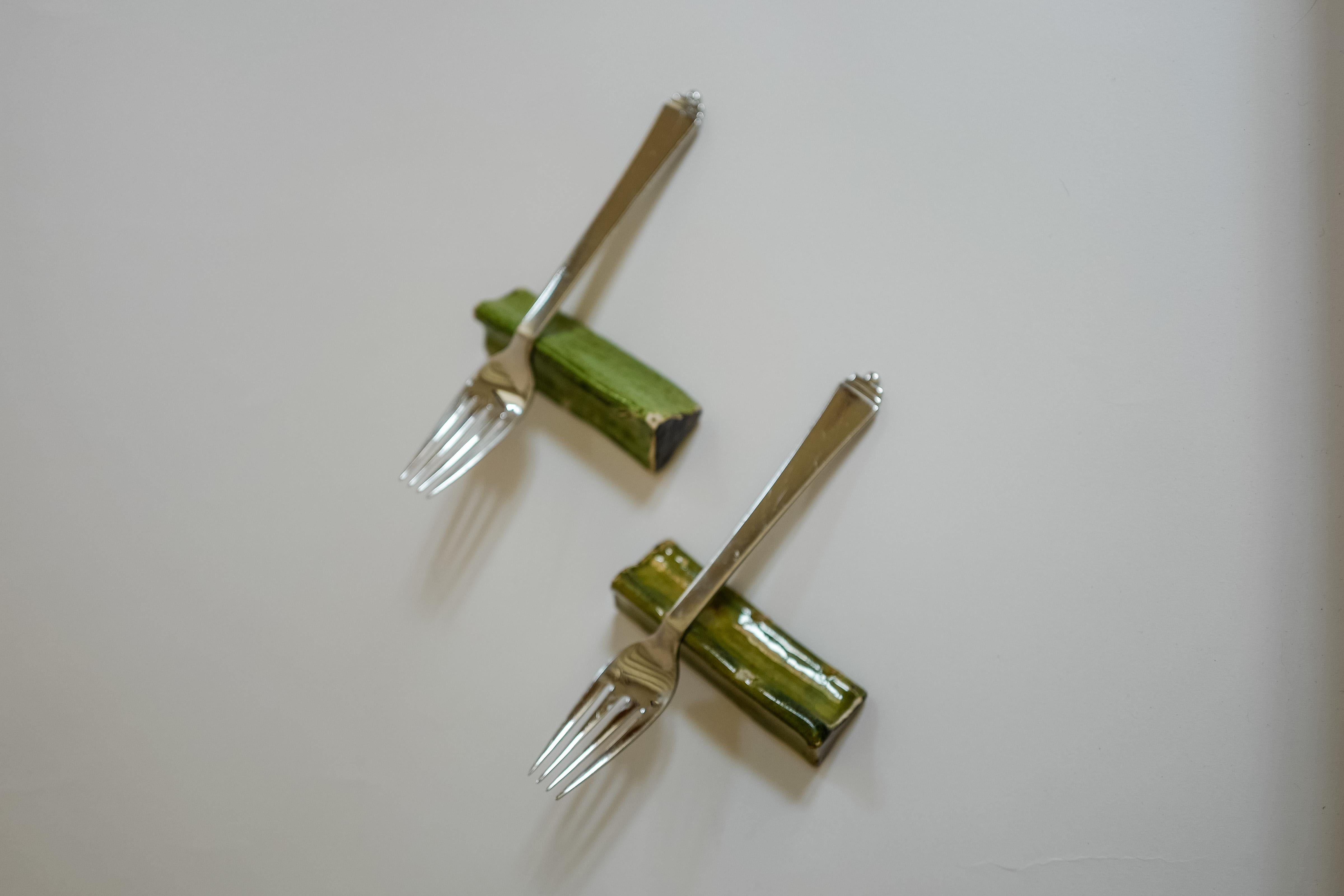 French Ceramic Knife Rests in a Green Glaze Set of 10 In Good Condition For Sale In Milano, IT