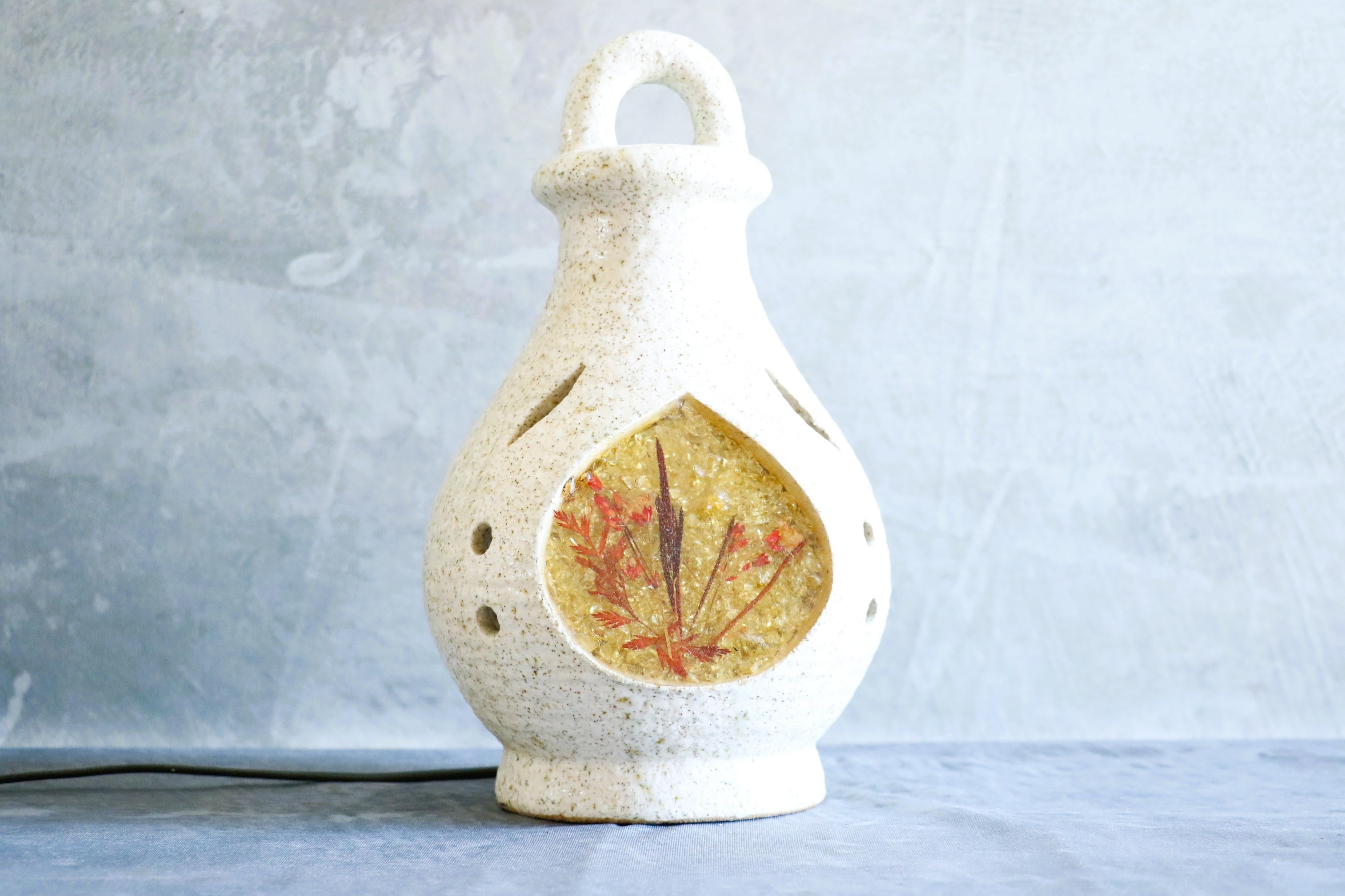 Lampe en céramique d'Accolay, France, 1960, époque Capron, Jouve, Ruelland

Une belle  Lampe de table fabriquée dans les années 1960 par le célèbre atelier de céramique Accolay en France. Réalisée en argile chamottée, cette pièce sculpturale