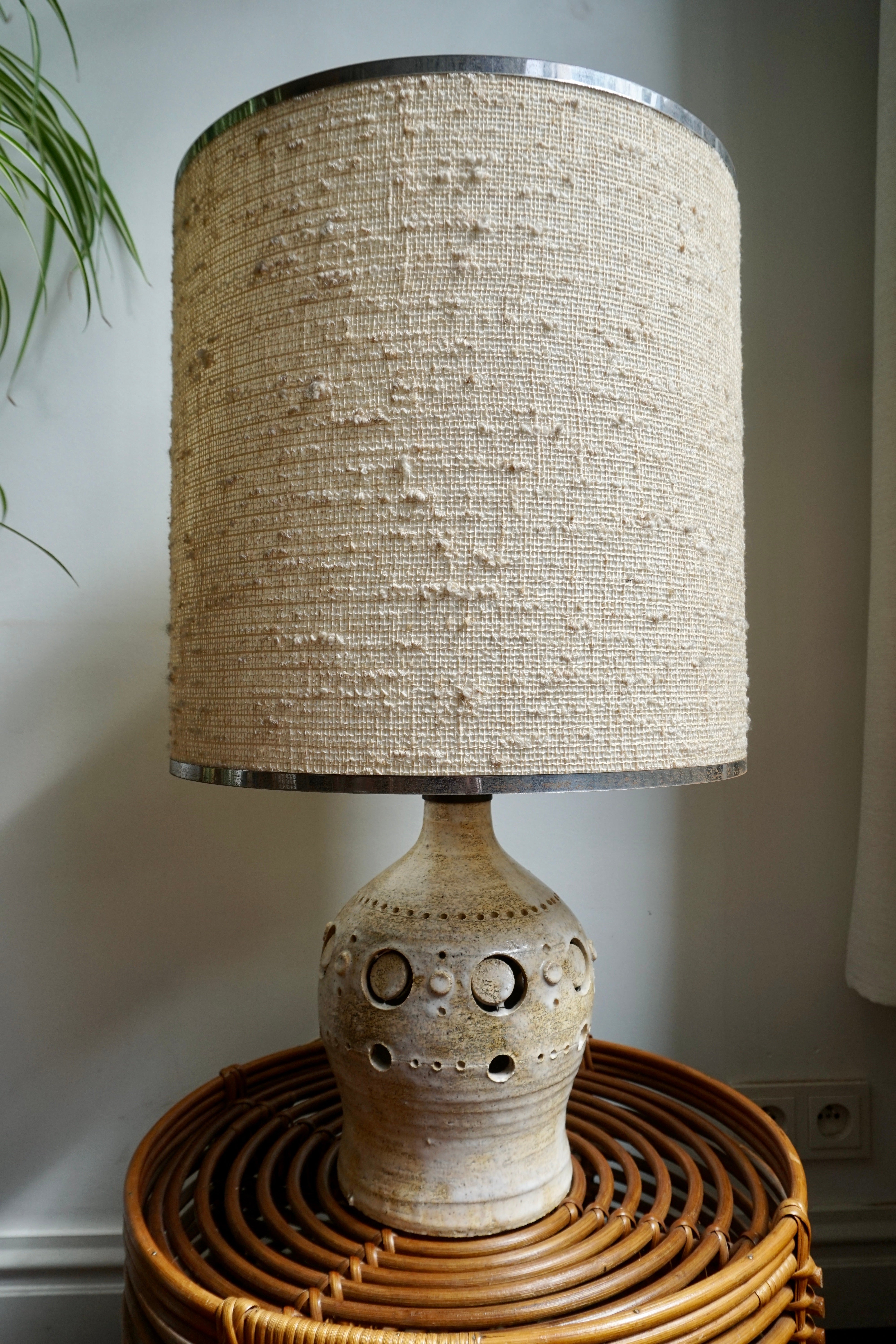 Georges Pelletier Table lamp with original shade.

Ceramic lamp, cream-white and brown tones, adorned with perforations and circles in yellow tones.  
French work realized in the 1970s.

Dimensions with out shade H 11.8