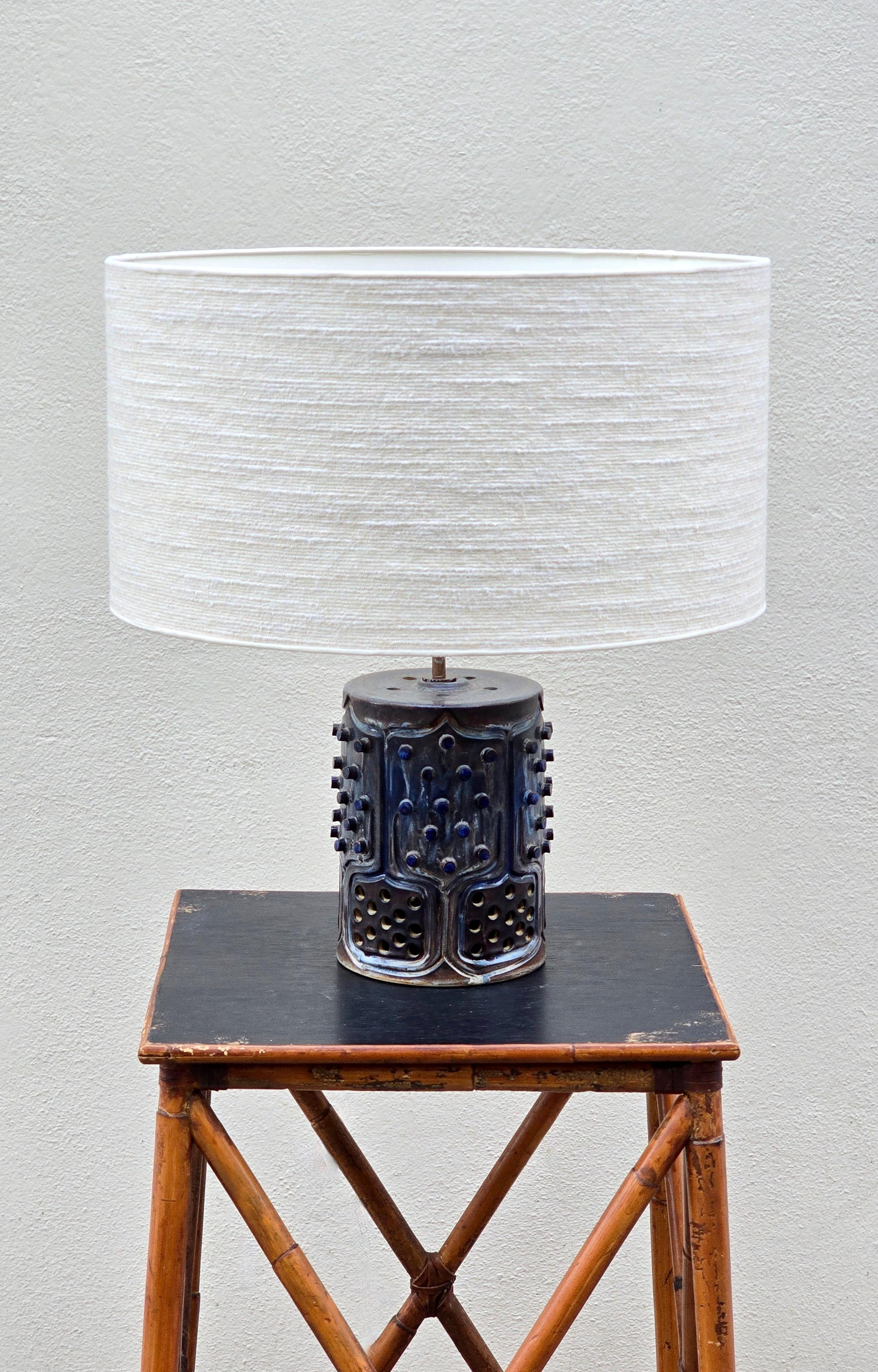 Spectaculaire lampe de table dans le style de Pelletier, France, datant des années 1950 - 1970. Cette pièce étonnante se compose d'une base en céramique captivante d'un diamètre de 15,5 cm. La base est texturée de manière complexe dans une riche