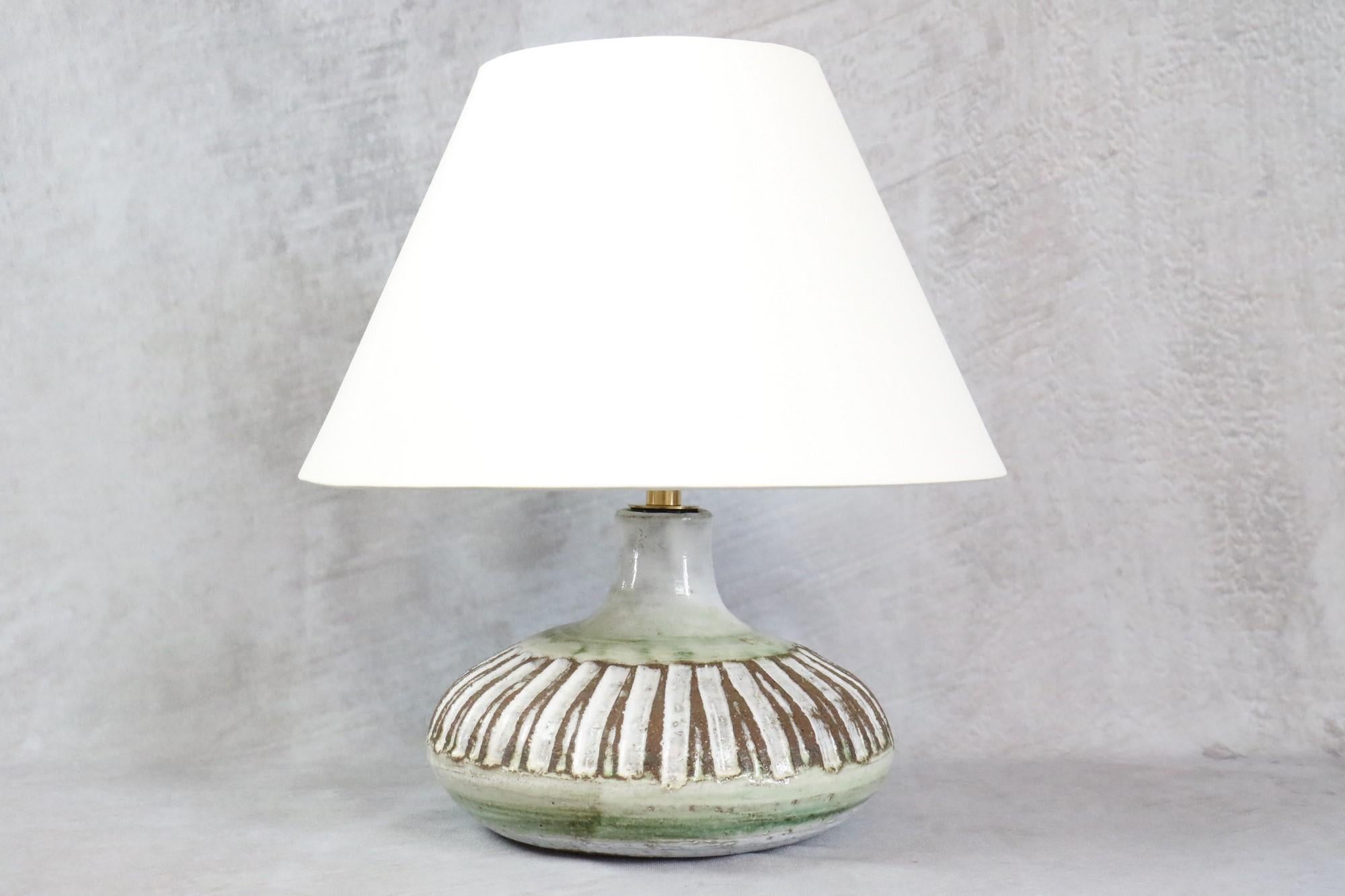 Lampe en céramique française Mid-Century Modern by Albert Thiry, 1960s, era Blin.

Une belle lampe de chevet en céramique émaillée décorée de lignes gravées.
C'est un très beau travail de glaçage, doux et soyeux, tout en délicatesse. L'argile