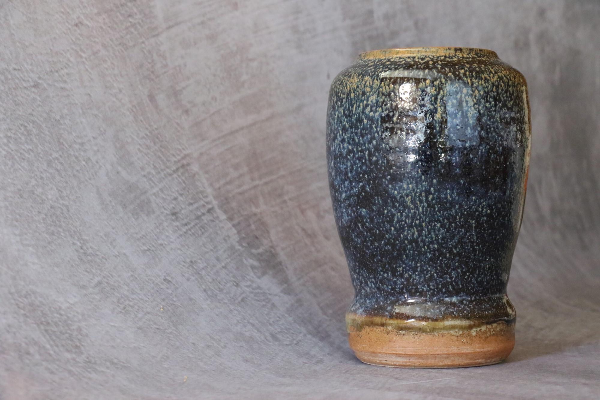 Vaso grande in ceramica francese di Marc Uzan - circa 2000
Delicata smaltatura nei toni del blu e dell'ocra
Firmato sotto la base
Ottime condizioni
--------------------------
Nato a Sousse, in Tunisia, nel 1955, Marc Uzan ha scoperto la professione
