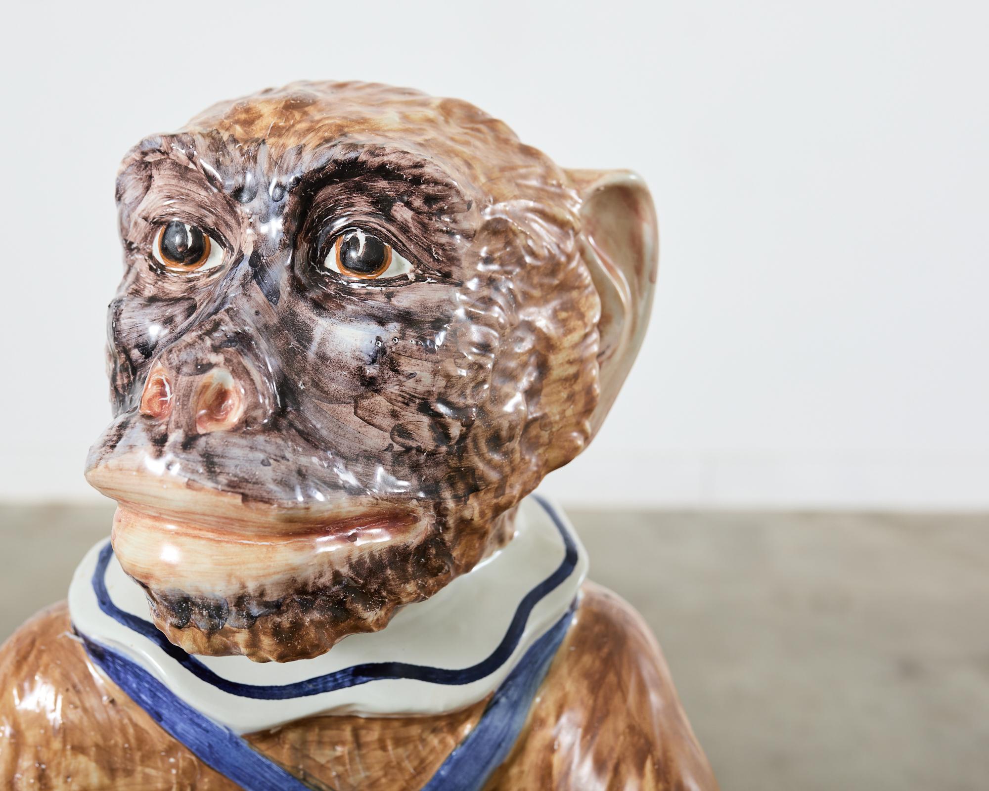 Französische Keramik-Majolika-Skulptur eines Affen, der Tambourine spielt, aus Keramik (Handgefertigt) im Angebot