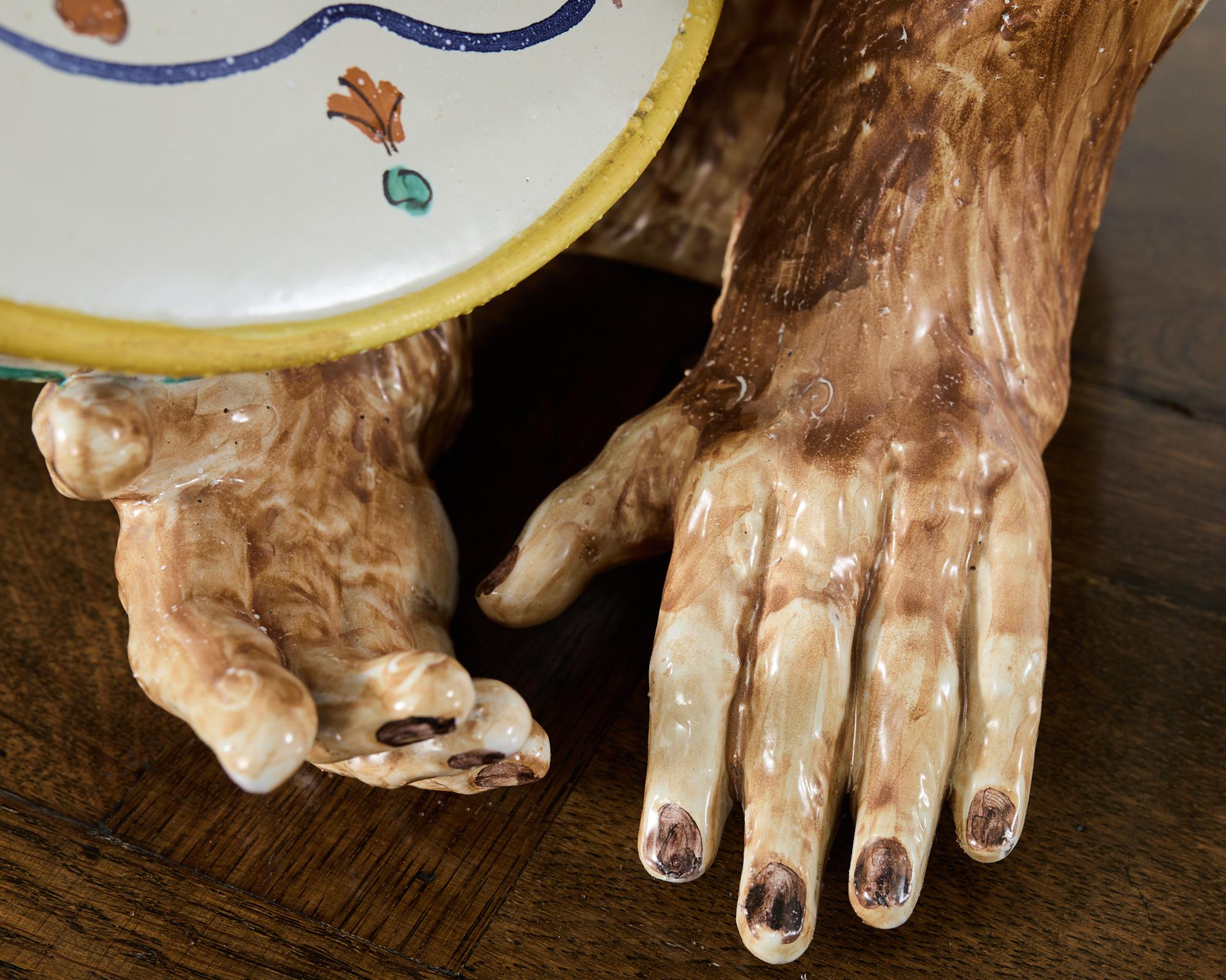 Französische Keramik-Majolika-Skulptur eines Affen, der Tambourine spielt, aus Keramik im Angebot 2