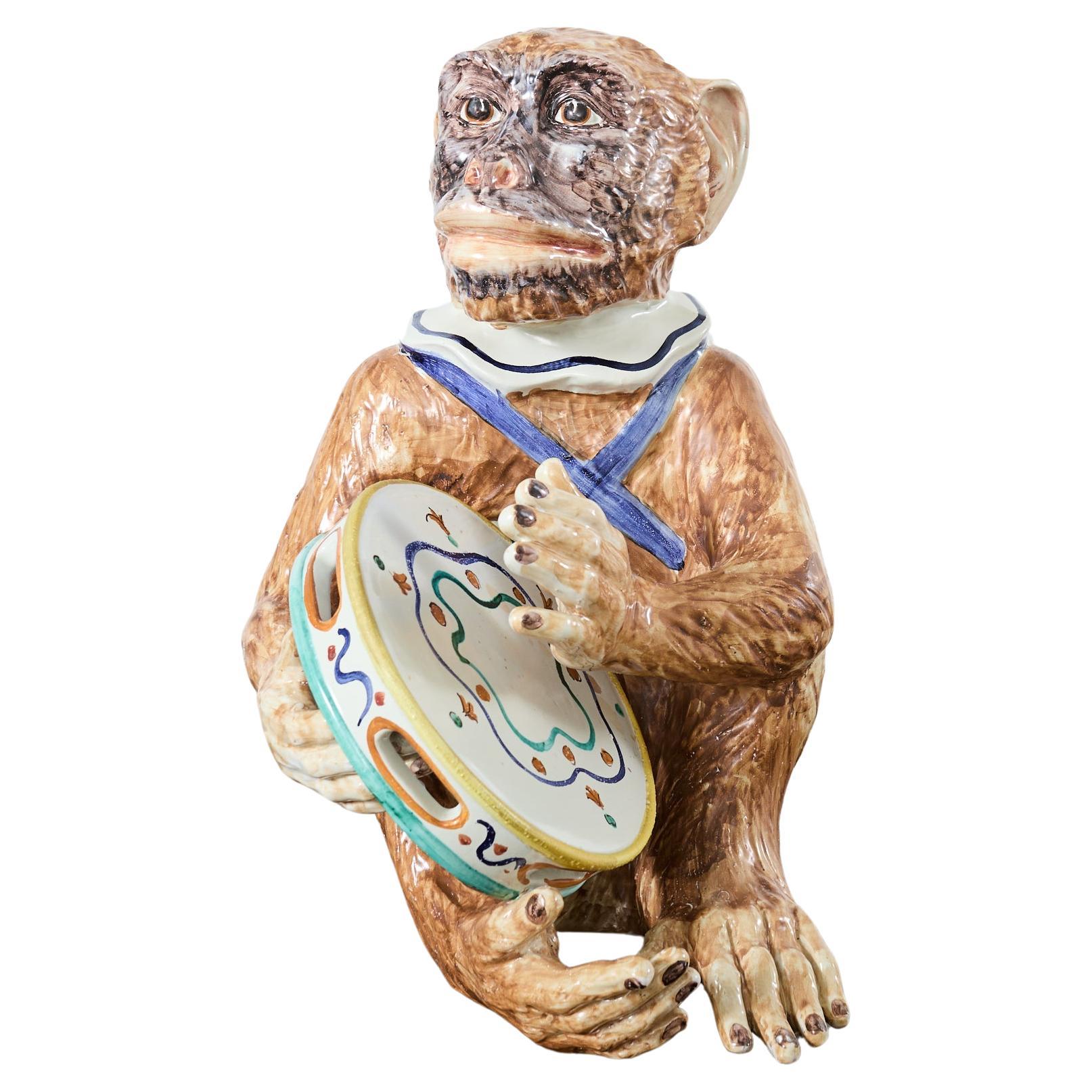 Französische Keramik-Majolika-Skulptur eines Affen, der Tambourine spielt, aus Keramik