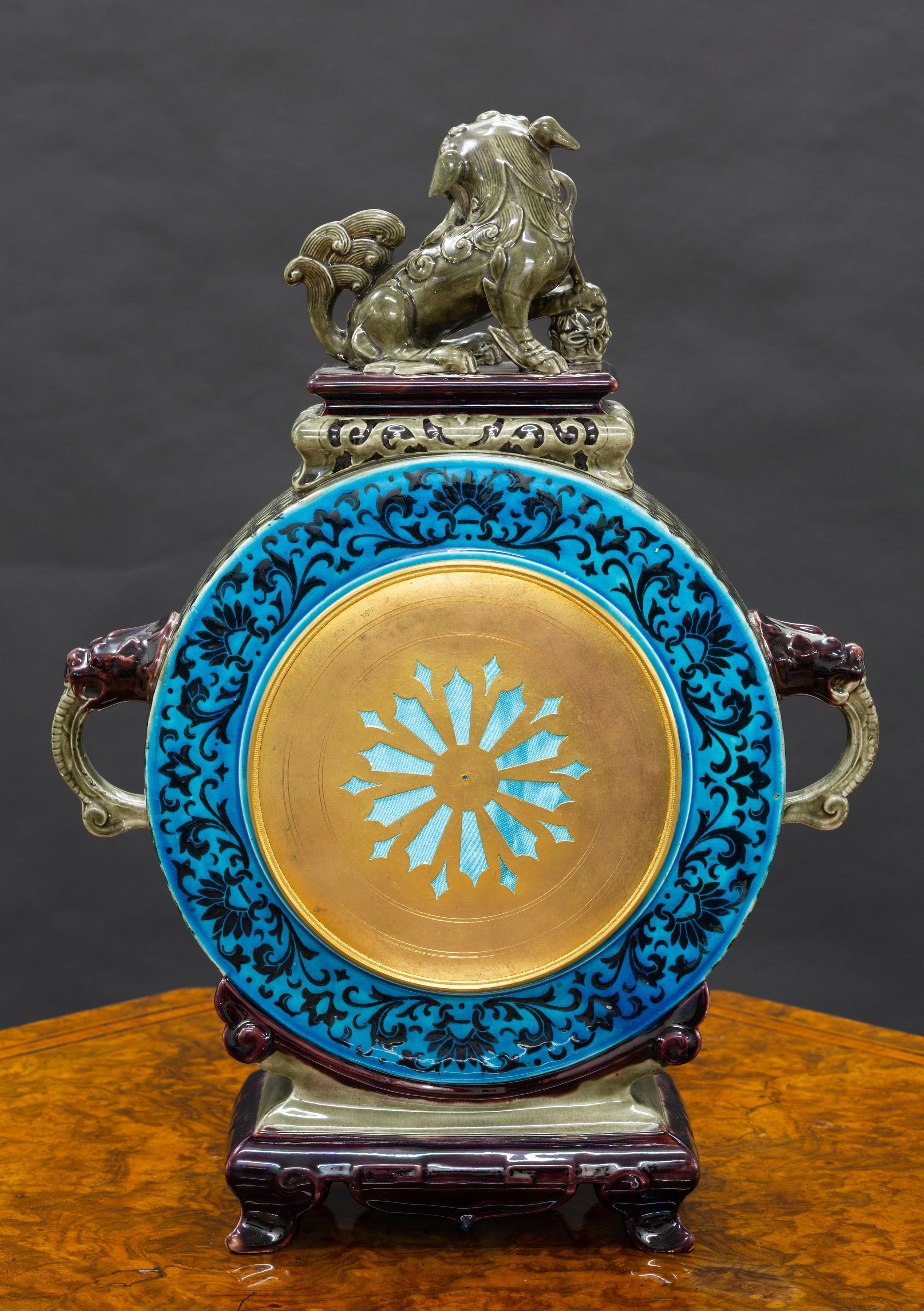 Französische Kaminuhr aus Keramik mit chinesischer Dekoration (Sonstiges) im Angebot
