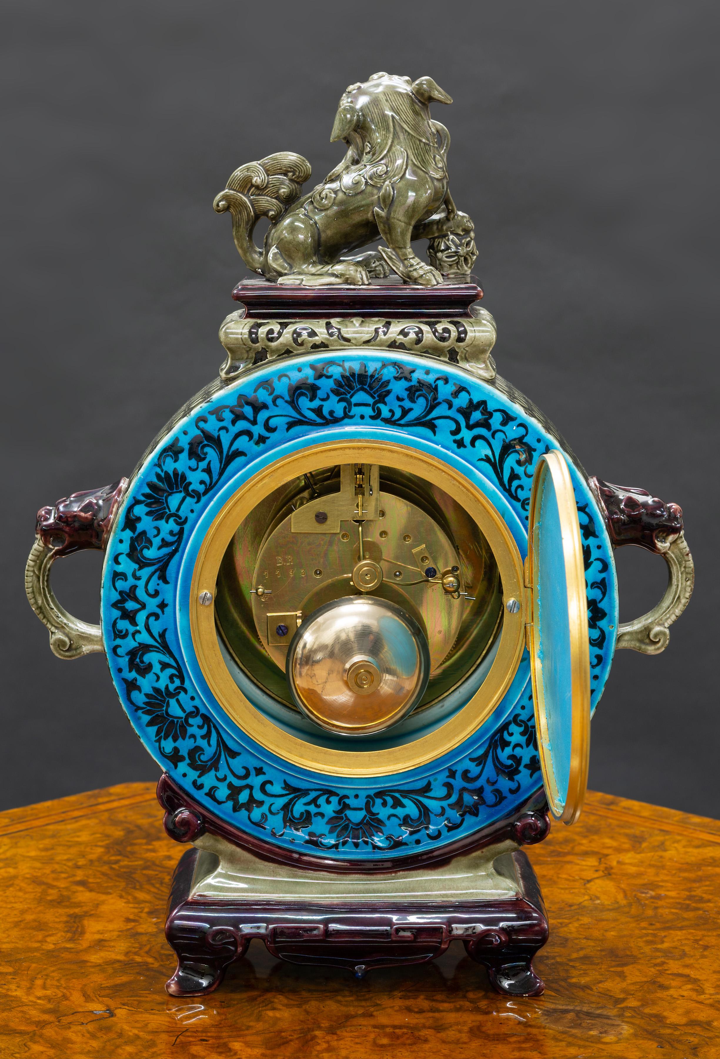 Französische Kaminuhr aus Keramik mit chinesischer Dekoration im Zustand „Gut“ im Angebot in Norwich, GB