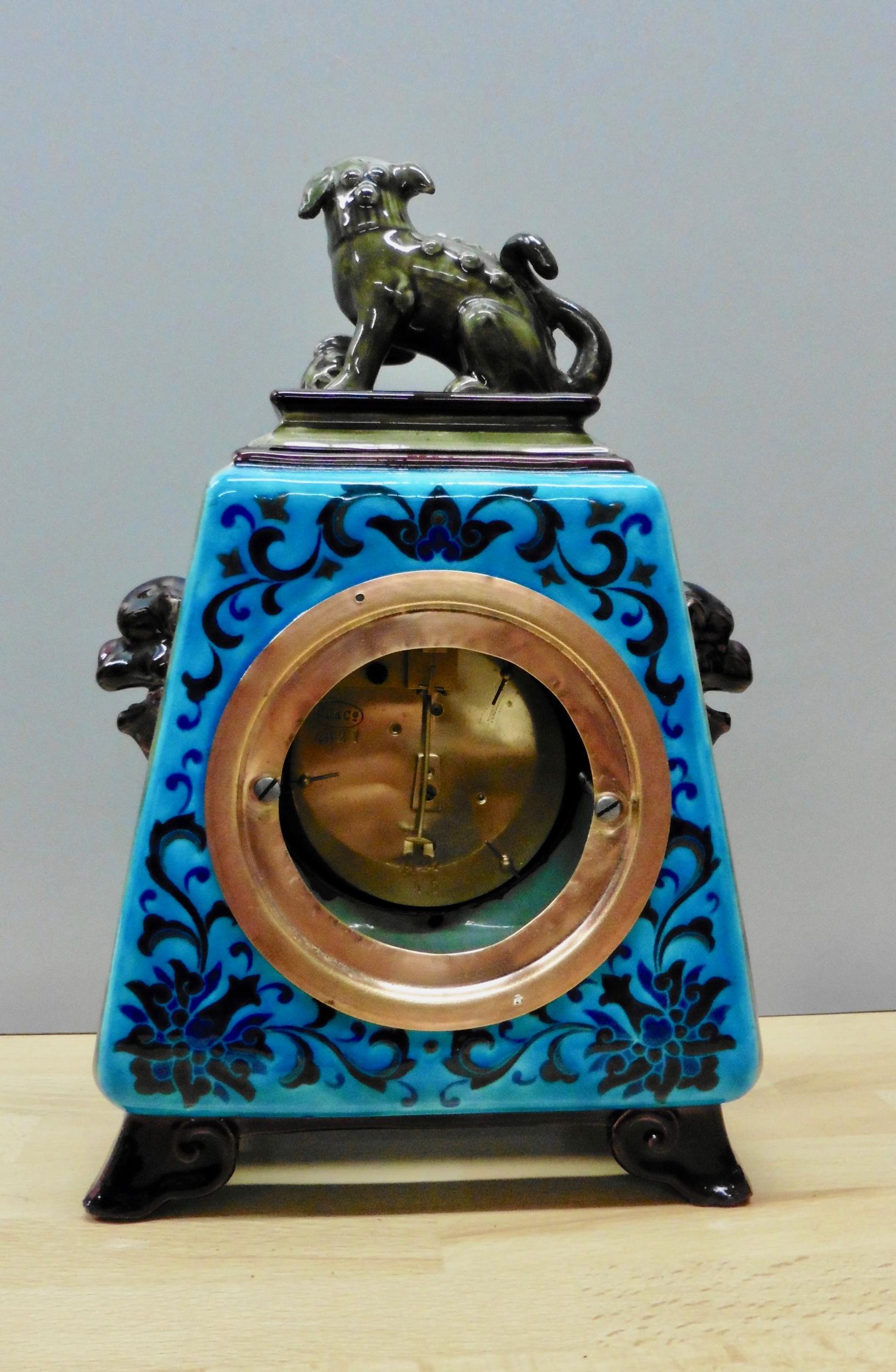 Französische Kaminuhr aus Keramik mit chinesischer Dekoration (19. Jahrhundert) im Angebot