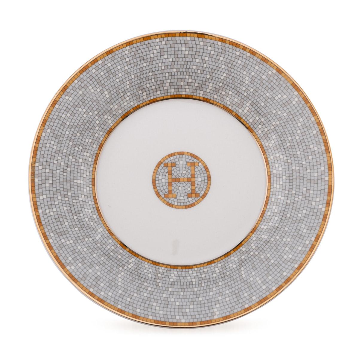 Paire de tasses et soucoupes en céramique Mosaique AU 24 Gold By Hermes 2