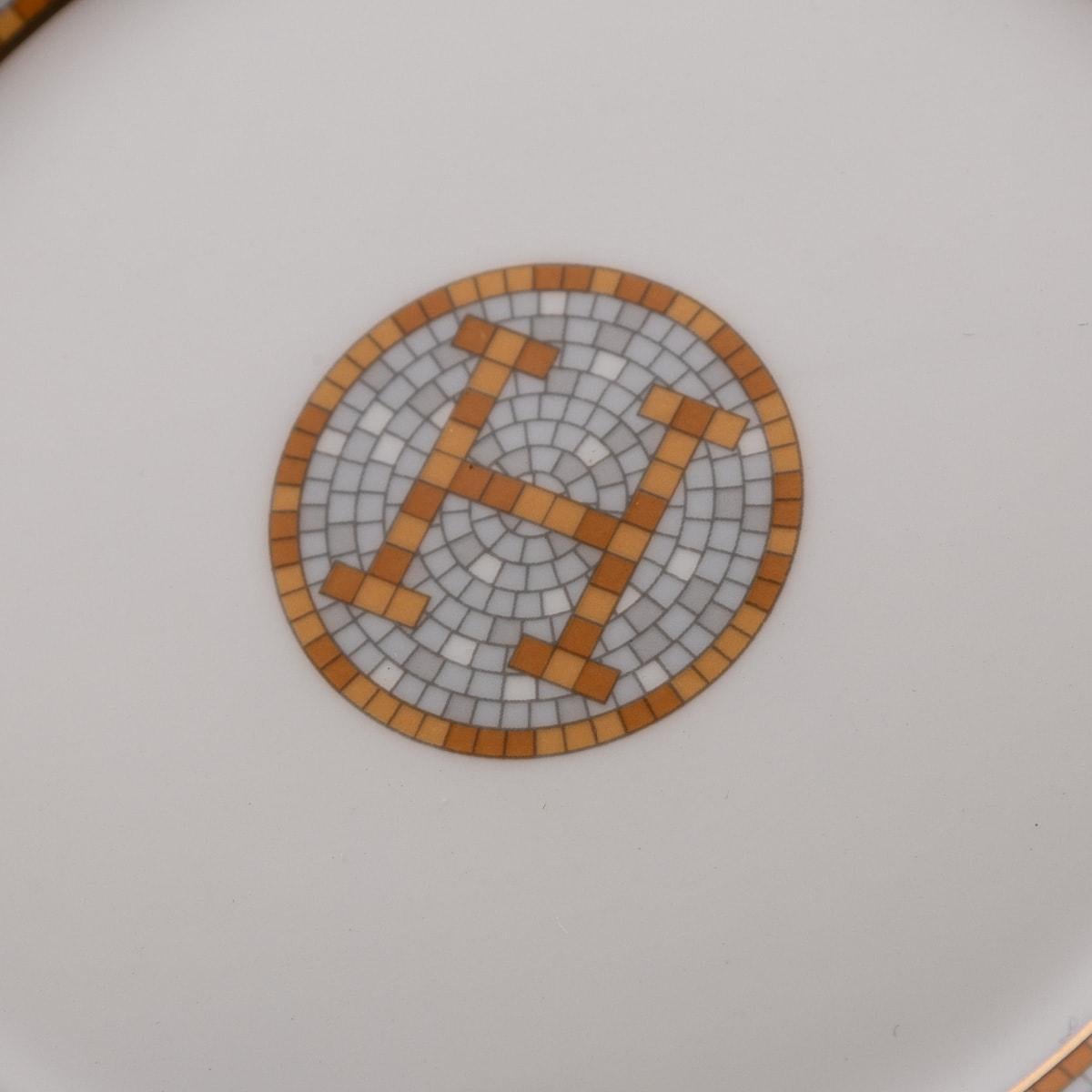 Paire de tasses et soucoupes en céramique Mosaique AU 24 Gold By Hermes 4