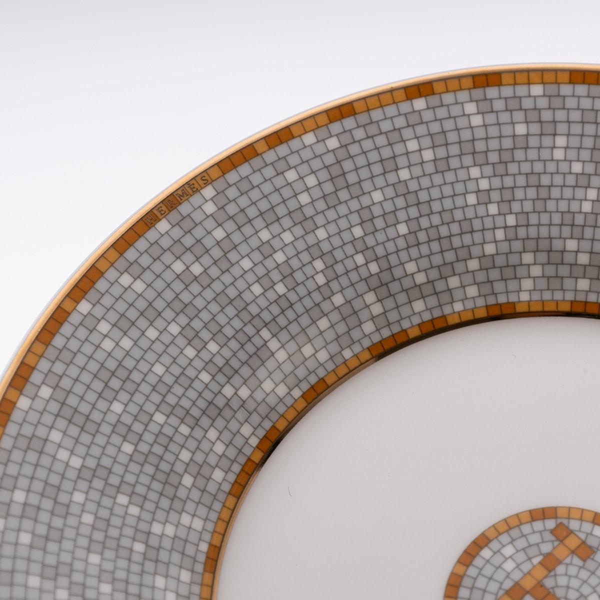 Paire de tasses et soucoupes en céramique Mosaique AU 24 Gold By Hermes 5