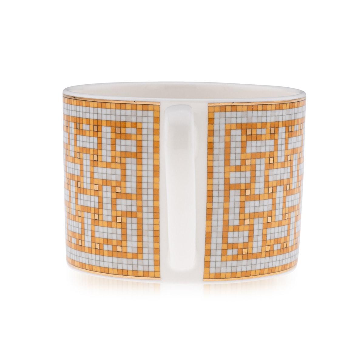 Autre Paire de tasses et soucoupes en céramique Mosaique AU 24 Gold By Hermes