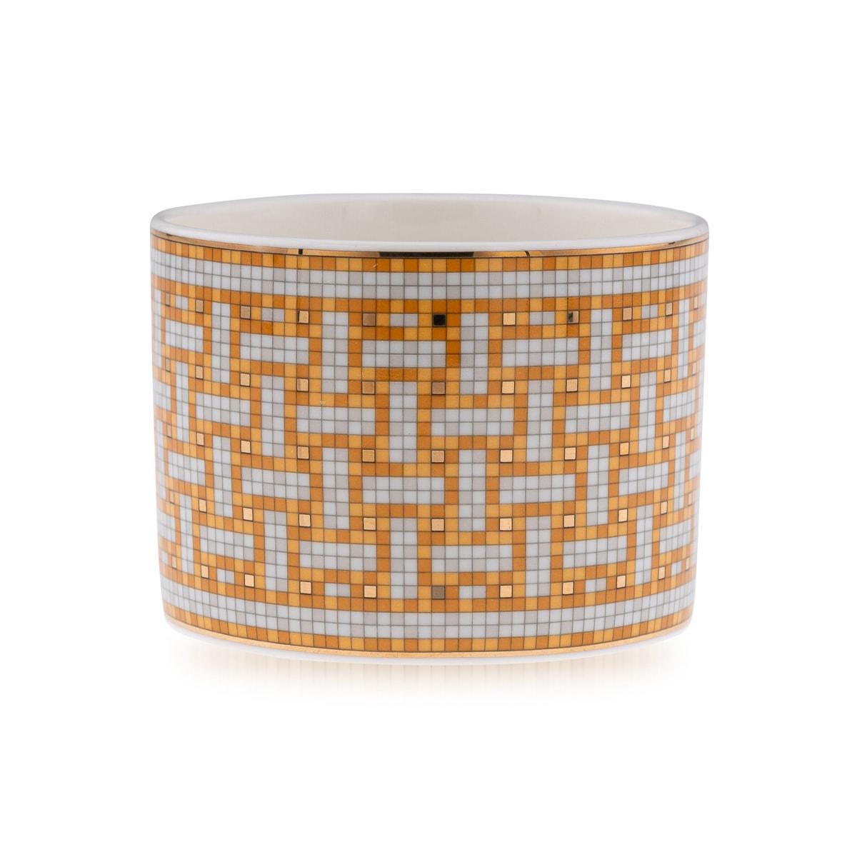 Paire de tasses et soucoupes en céramique Mosaique AU 24 Gold By Hermes Bon état à Royal Tunbridge Wells, Kent