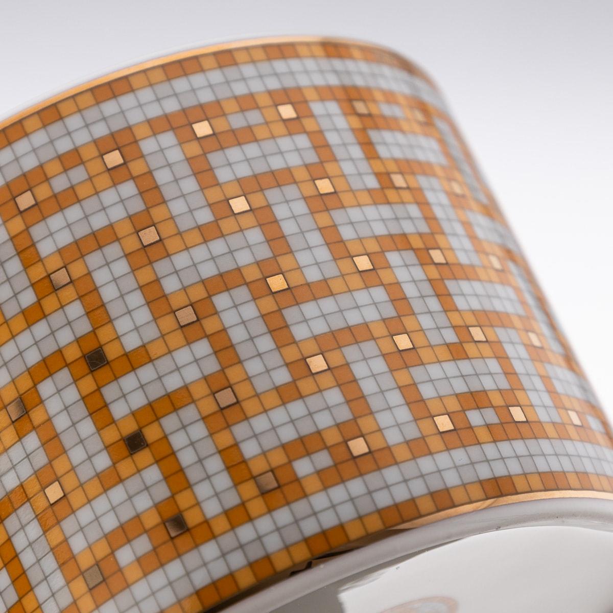XXIe siècle et contemporain Paire de tasses et soucoupes en céramique Mosaique AU 24 Gold By Hermes