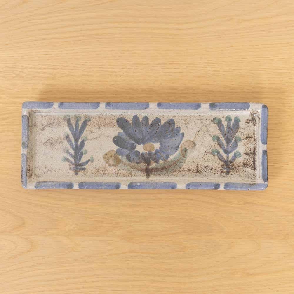 Magnifique plateau en céramique française vintage des années 1960 réalisé par l'artiste Gustave Reynaud. Fabriqué en céramique avec une glaçure blanche froide et un motif floral peint à la main dans des teintes bleues et grises. Signé au verso.