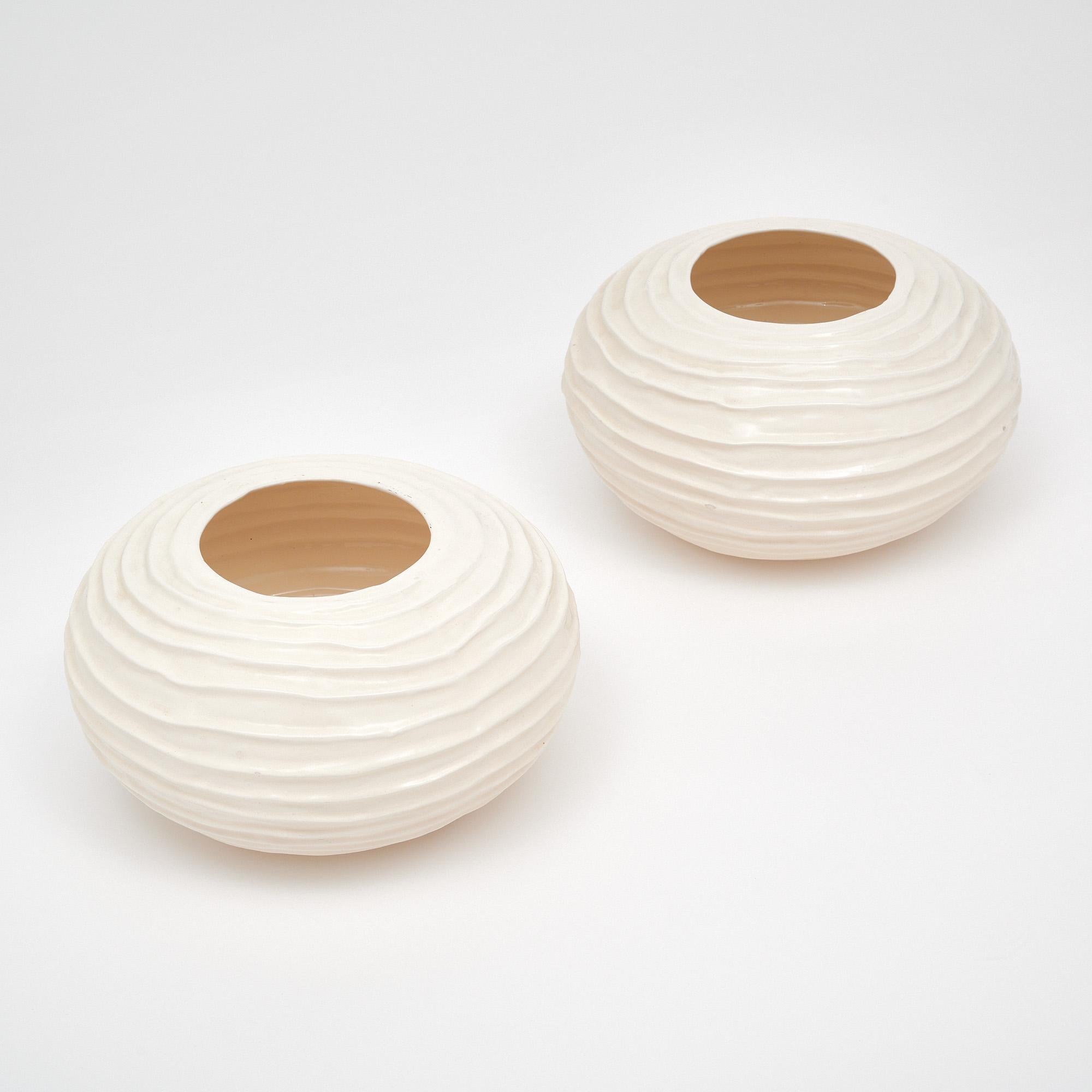 Coppia di ciotole in ceramica di Vallauris, Francia. Questo paio ha una bellissima tonalità crema e una forma organica. Sono anche strutturati. La coppia è in condizioni eccellenti - le foto ritraggono accuratamente le condizioni.
