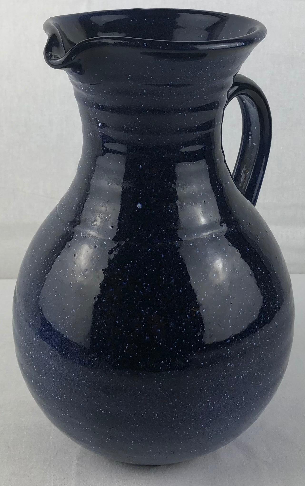 Vernissé Pichet ou vase en céramique française avec poignée en Anduze bleu foncé  en vente
