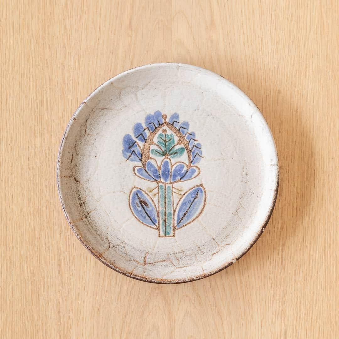 Beautiful ceramic plate by French artist Gustave Reynaud from the 1960s. Plate with off-white glaze with blue painted flower motif. Signed on bottom. Great as catch-all or to be hung on the wall as art.
 