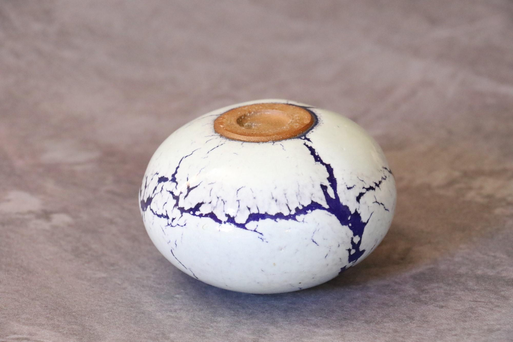 Jarrón bola de cerámica francesa morada y blanca de Marc Uzan, hacia 2000 en venta 3