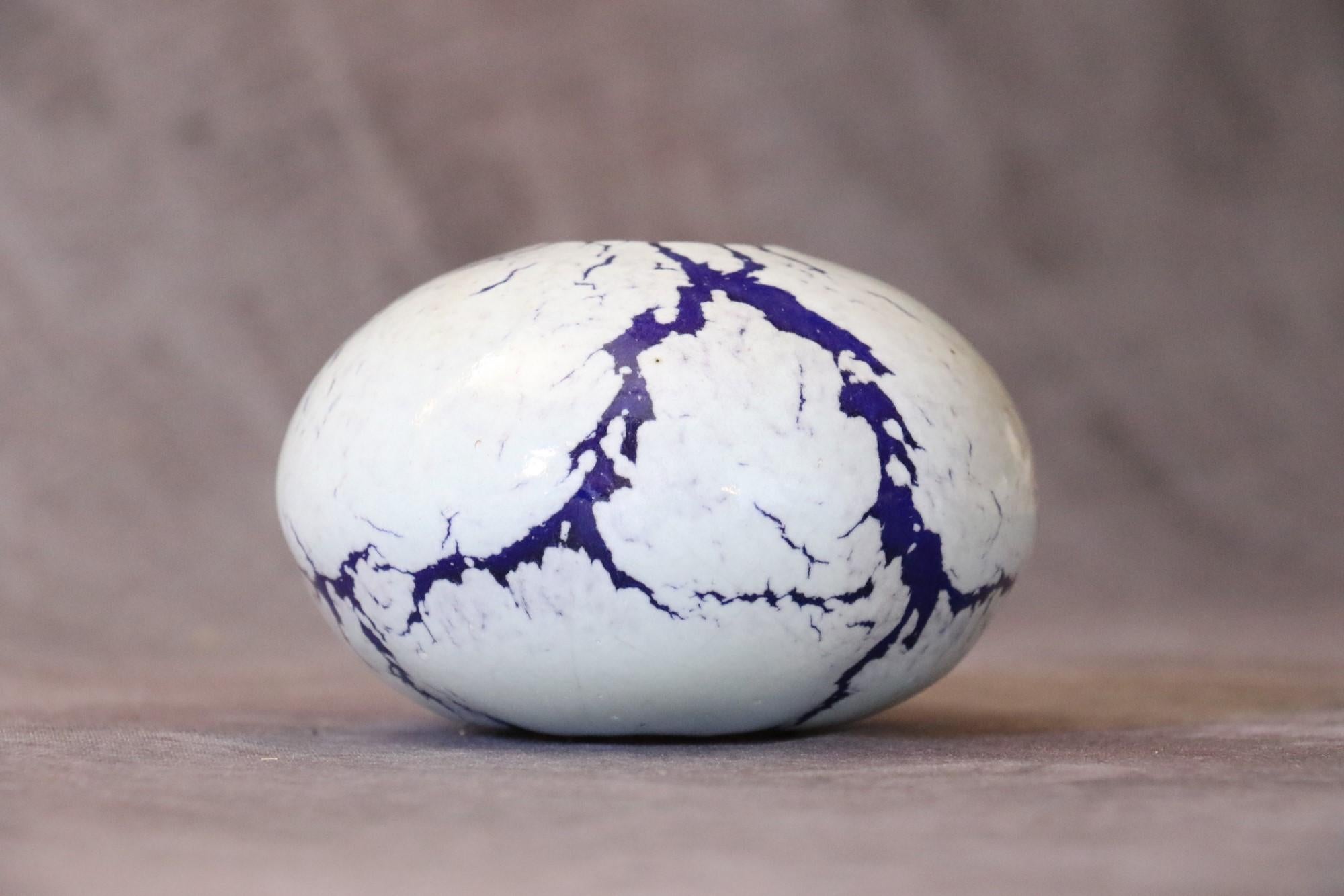 Jarrón bola de cerámica francesa morada y blanca de Marc Uzan, hacia 2000 Esmaltado en venta