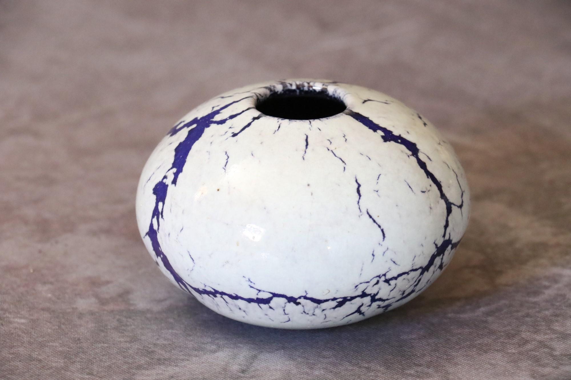Jarrón bola de cerámica francesa morada y blanca de Marc Uzan, hacia 2000