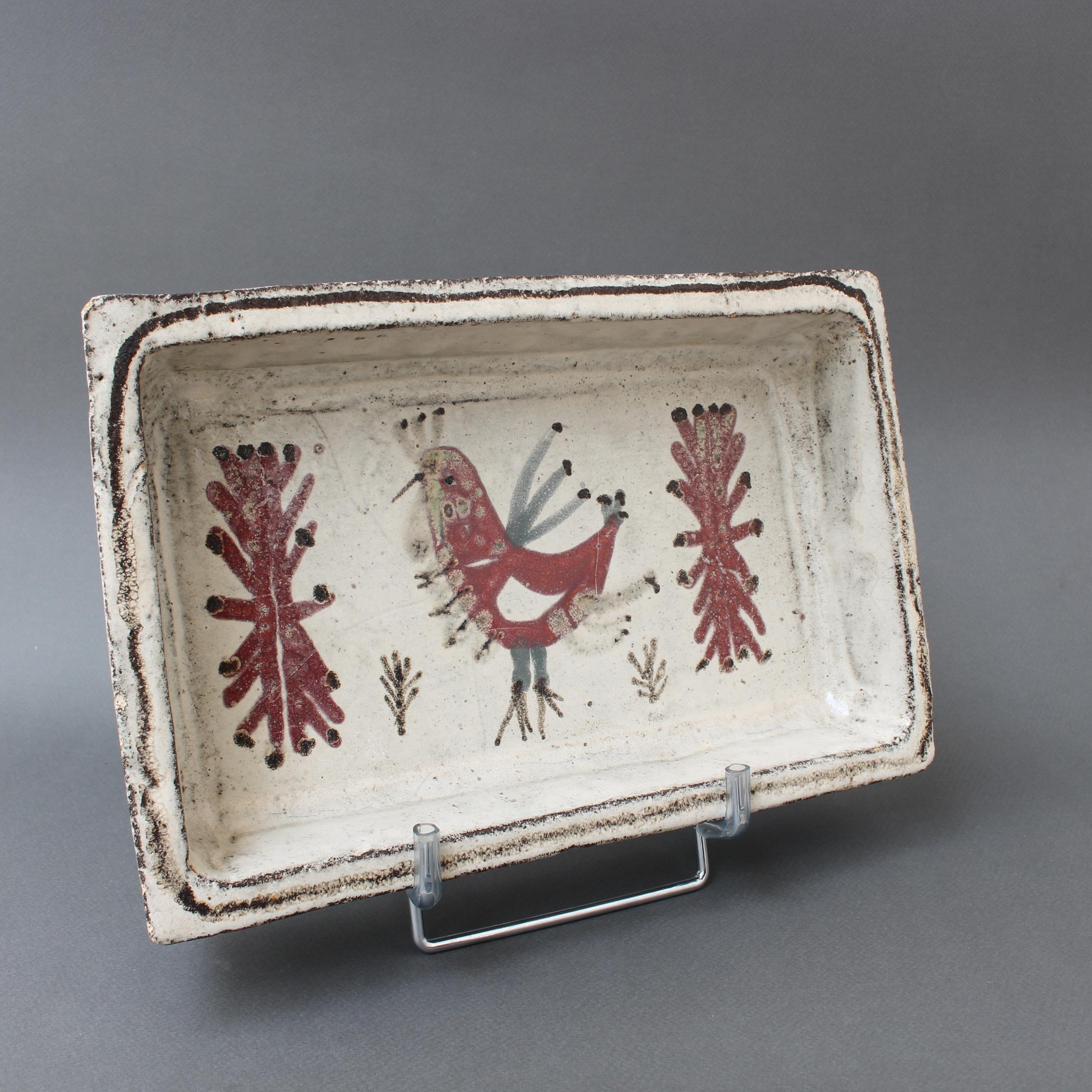 Plat rectangulaire en céramique française par Gustave Reynaud pour Le Mûrier (c. 1960s). Plat lourd de forme rectangulaire en faïence présentant l'un des motifs emblématiques de Le Mûrier, le coq français, flanqué de son feuillage traditionnel et