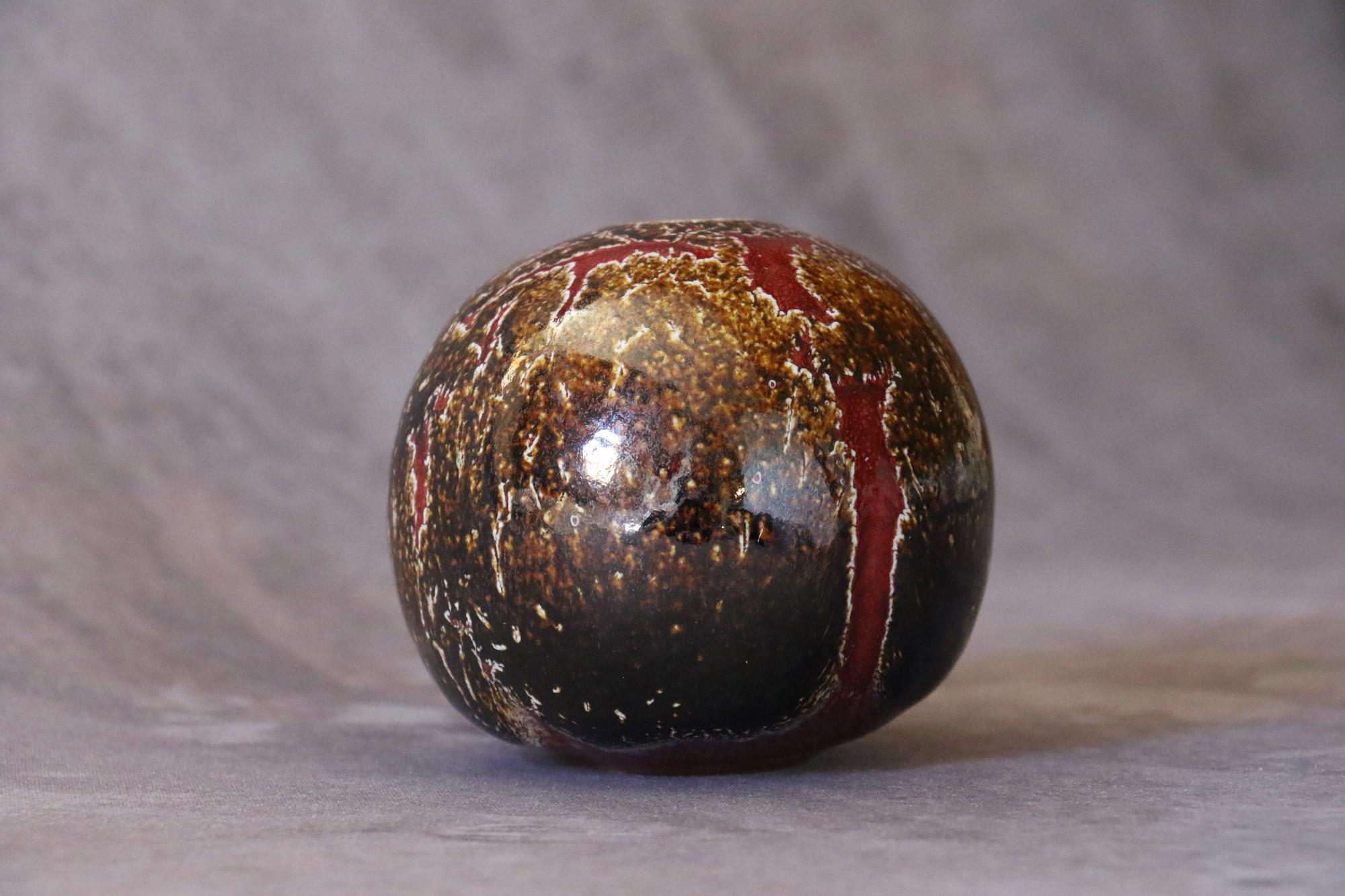 French Ceramic Red and Brown Ball Vase by Marc Uzan, circa 2000 In Excellent Condition For Sale In Camblanes et Meynac, FR
