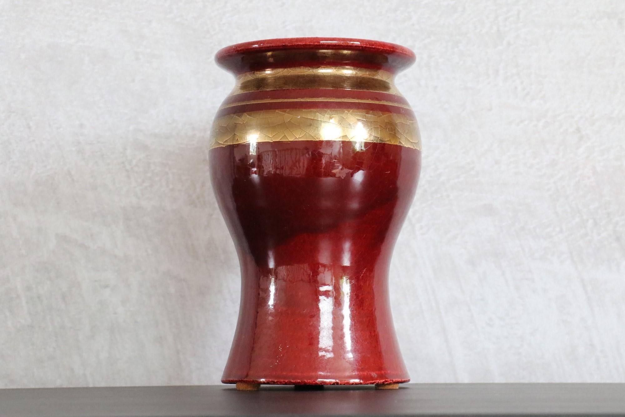 Vase en céramique française rouge et or de Georges Pelletier, signé, années 1970.

La céramique proposée ici présente un design attrayant dans des tons profonds d'or et de rouge. Fabriqué à la main, il est émaillé avec une finition brillante et