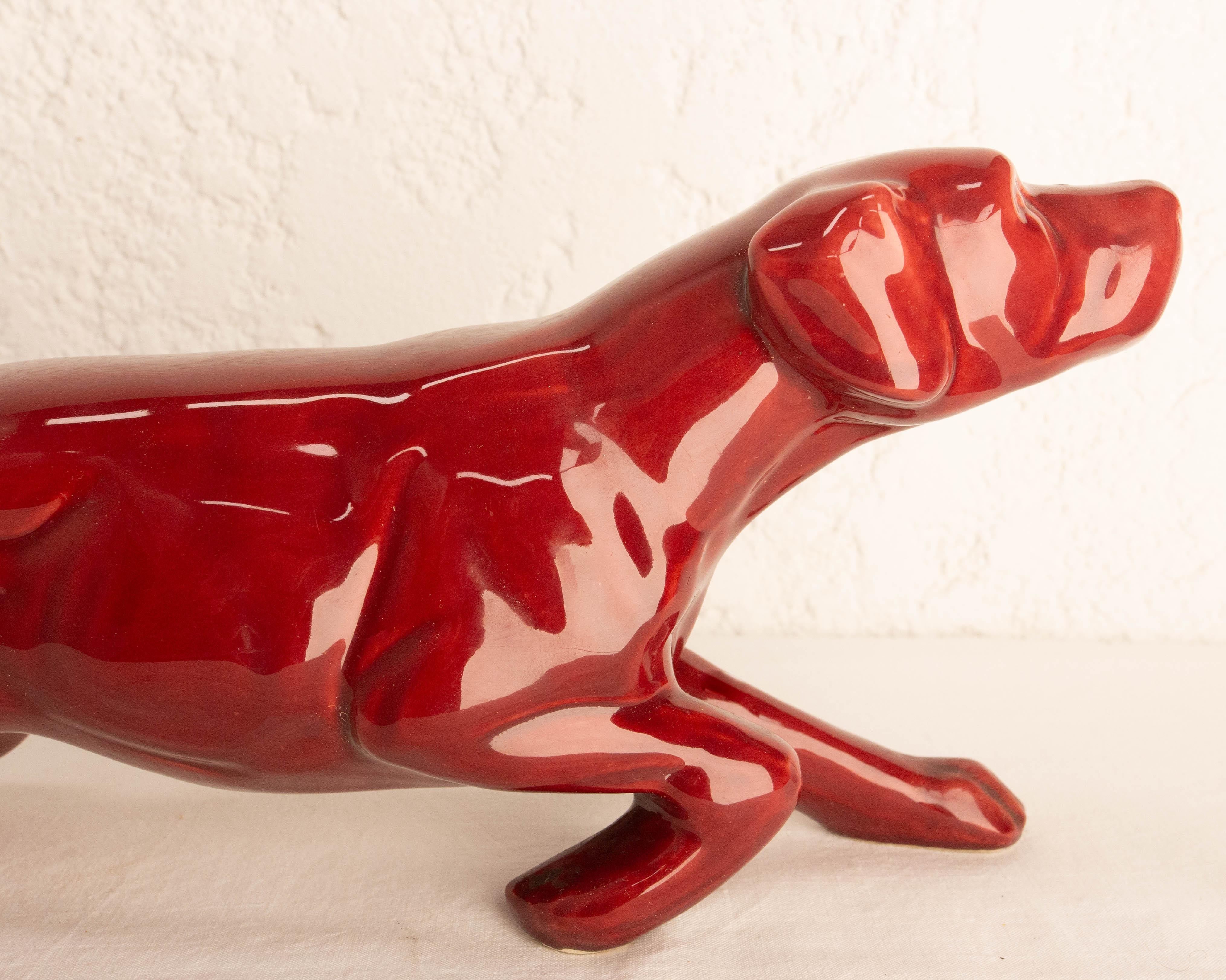 XX secolo Statua francese in ceramica rossa Setter inglese in caccia Stile Saint Clément 1960 ca. in vendita