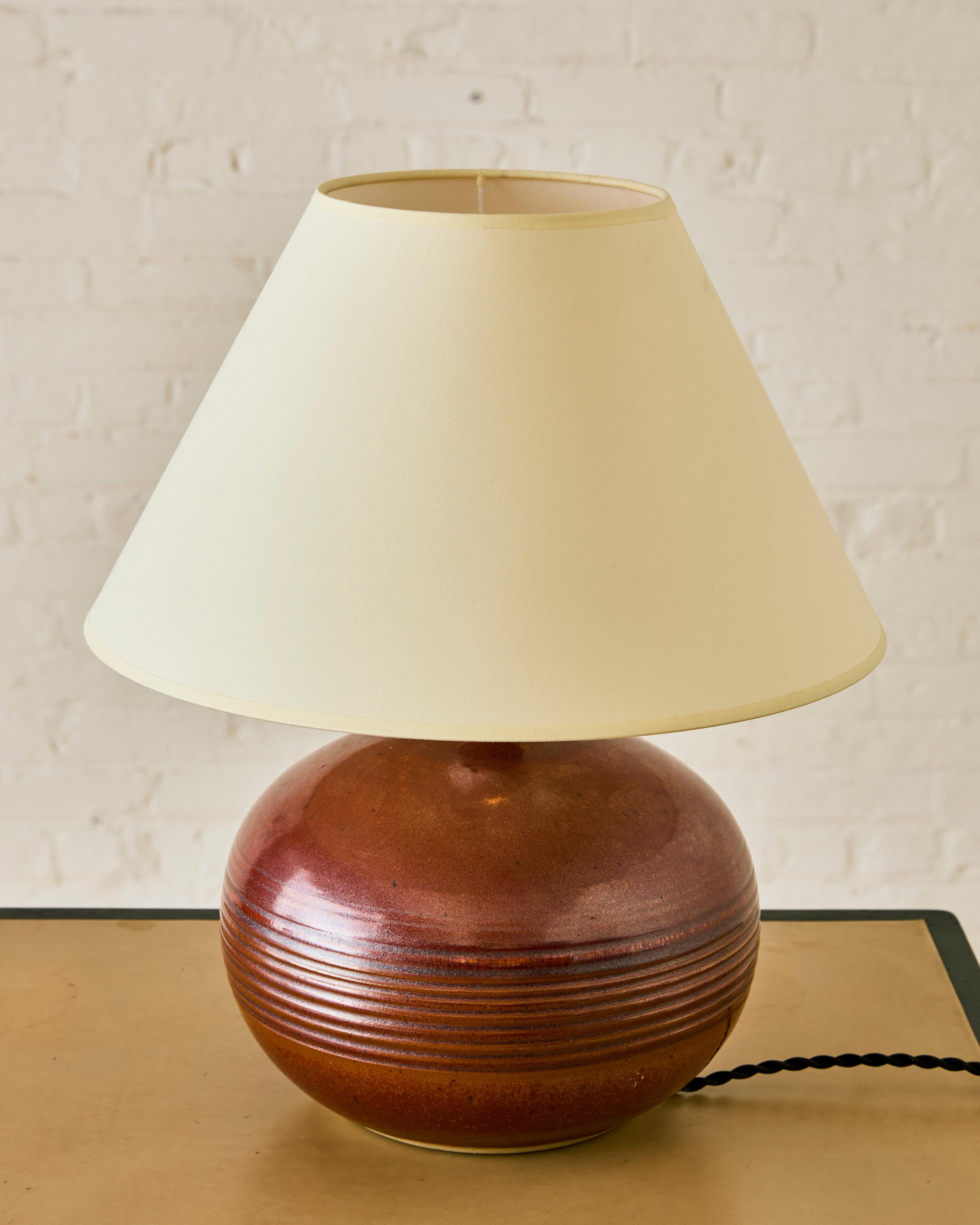 Französische runde Keramik-Tischlampe, ca. 1960er Jahre (Mitte des 20. Jahrhunderts) im Angebot