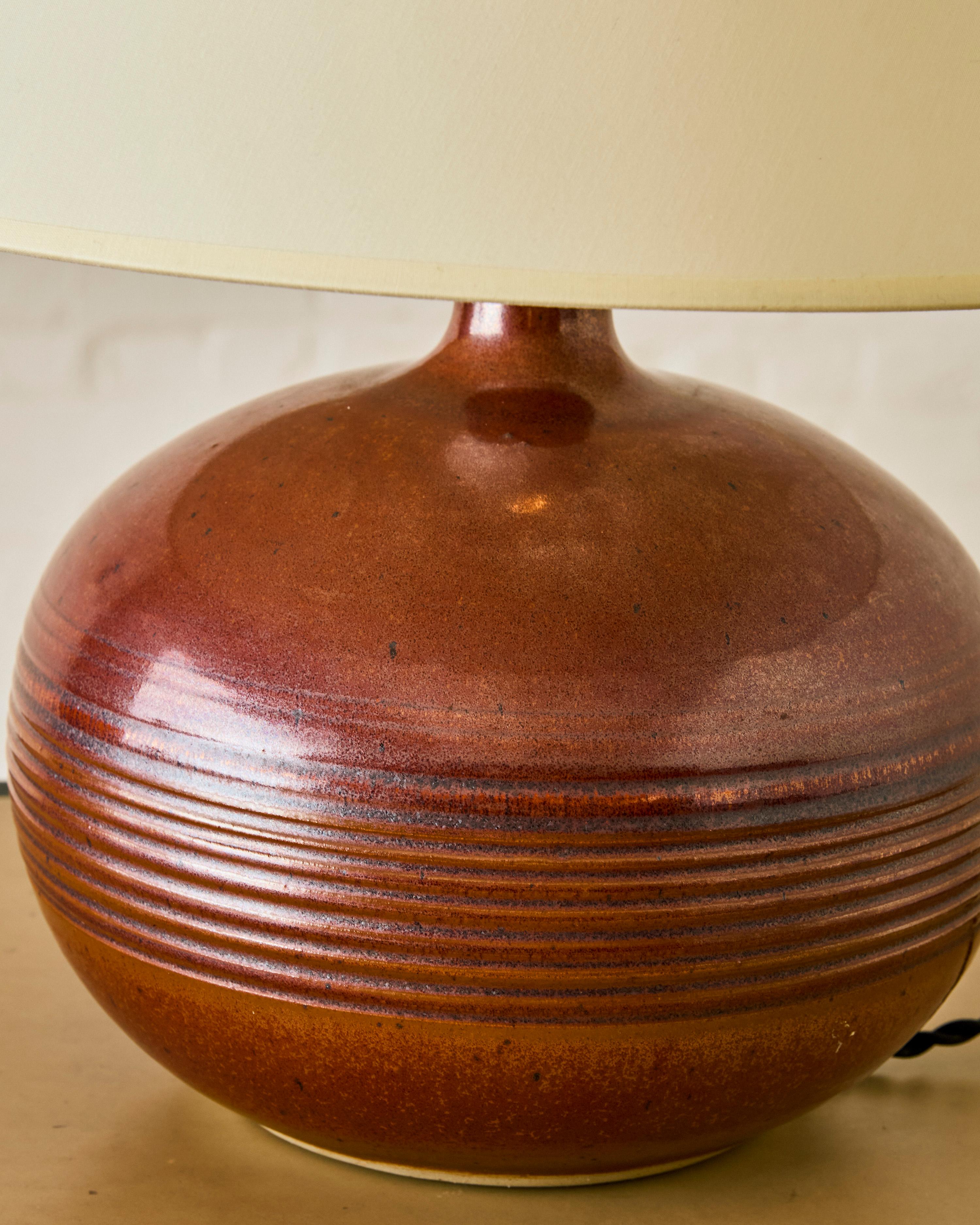 Französische runde Keramik-Tischlampe, ca. 1960er Jahre im Angebot 1
