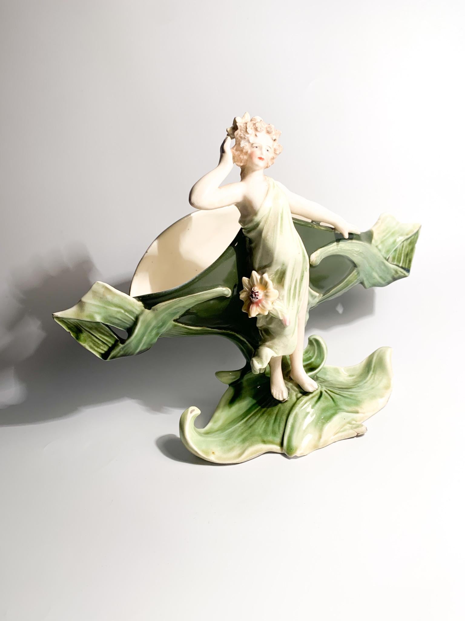 French ceramic figurine of a lady carrying flowers, made in the early 20th century.

The figurine is in good condition, has some chipping due to ageing, detailed photos of which have been shown, and has undergone a repair. 

Measures: Ø cm 27 Ø