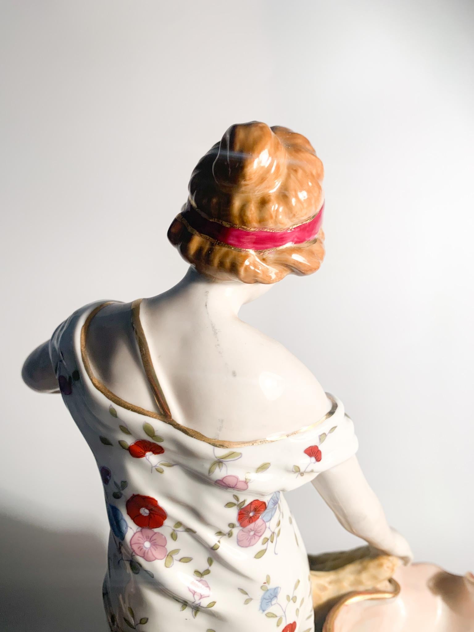 Sculpture française en céramique représentant une femme avec des paniers des années 1940 en vente 3