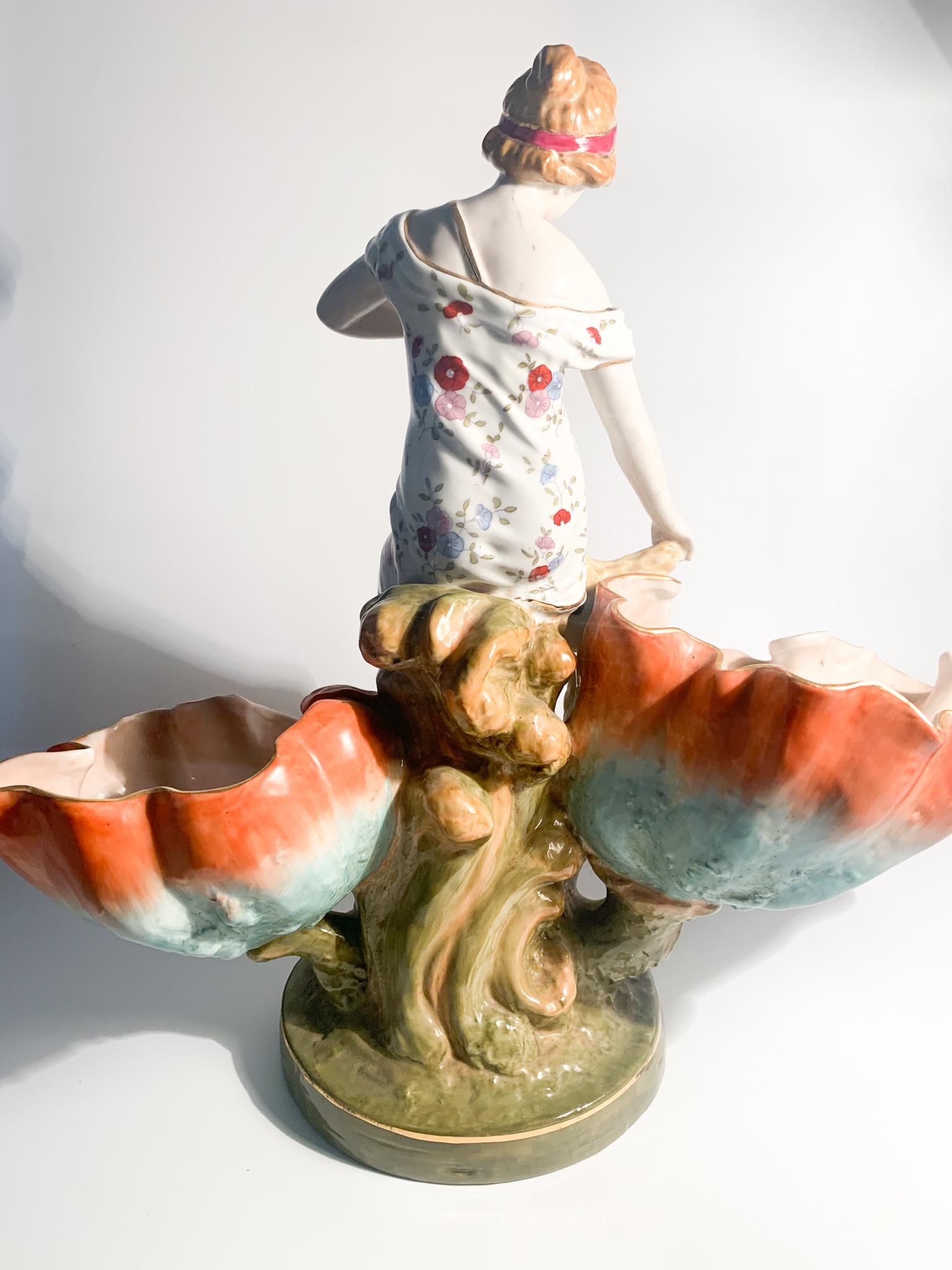 Sculpture française en céramique représentant une femme avec des paniers des années 1940 en vente 4