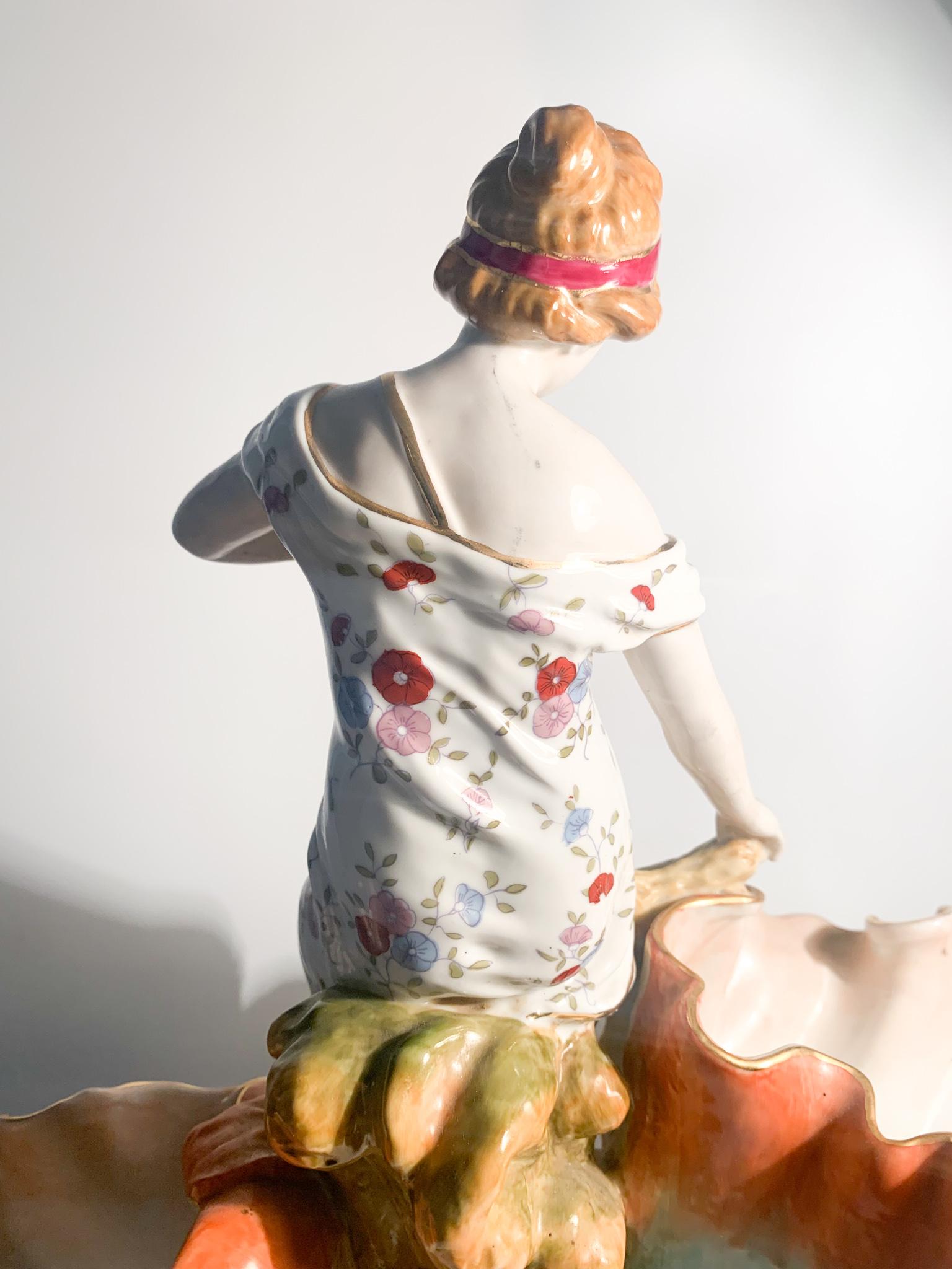 Sculpture française en céramique représentant une femme avec des paniers des années 1940 en vente 5