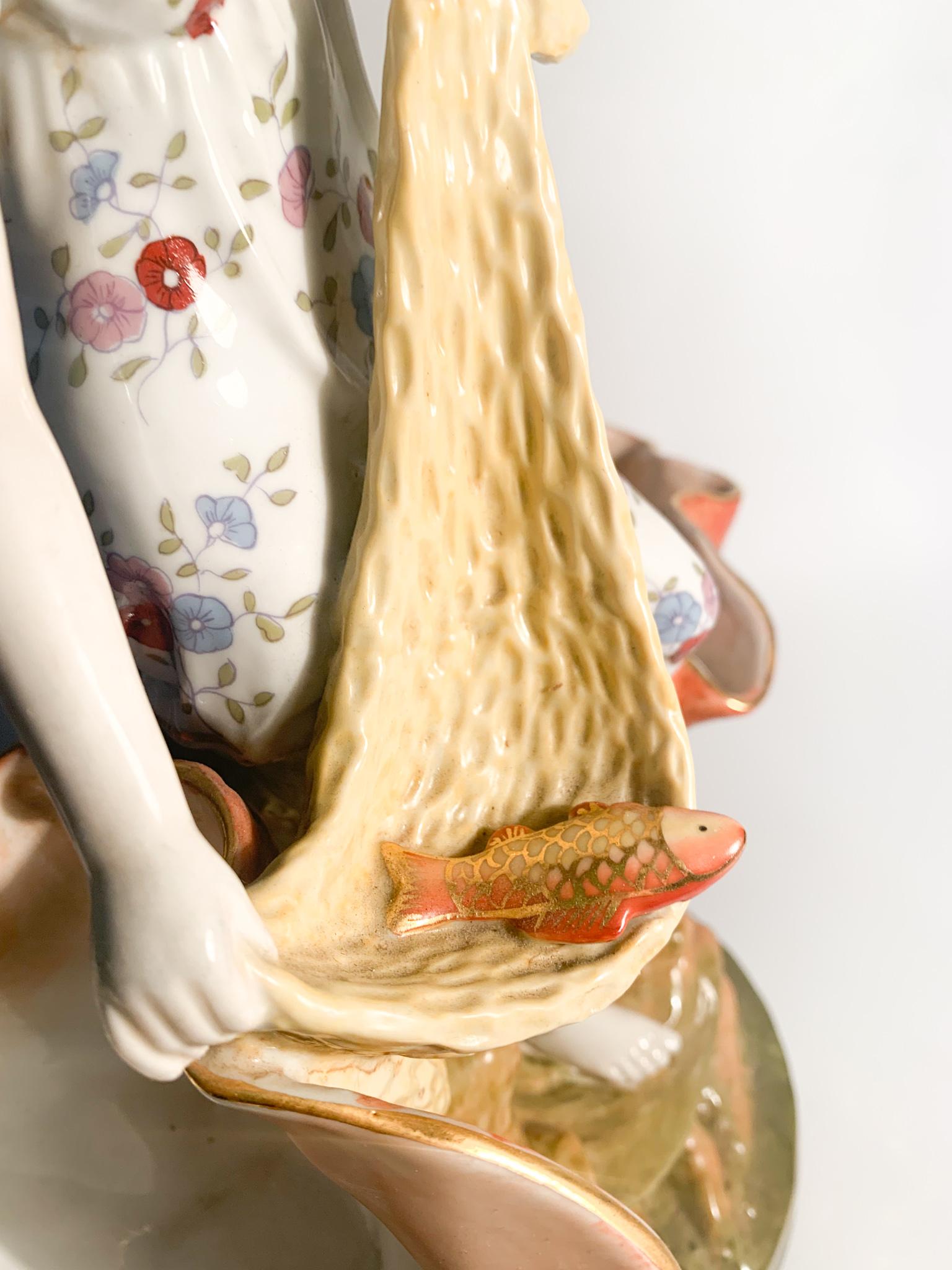 Sculpture française en céramique représentant une femme avec des paniers des années 1940 en vente 6