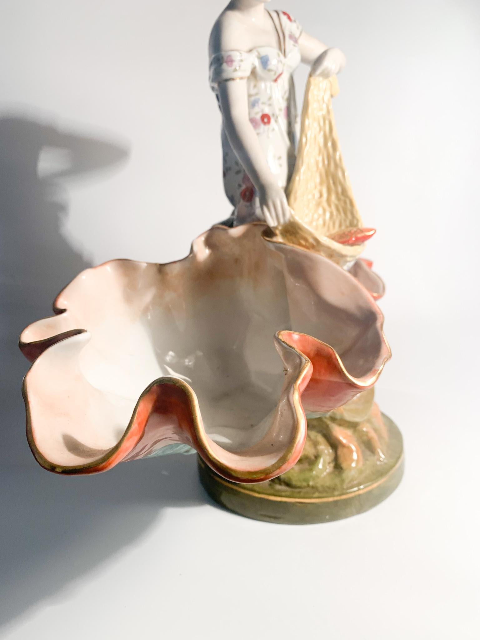 Sculpture française en céramique représentant une femme avec des paniers des années 1940 en vente 7