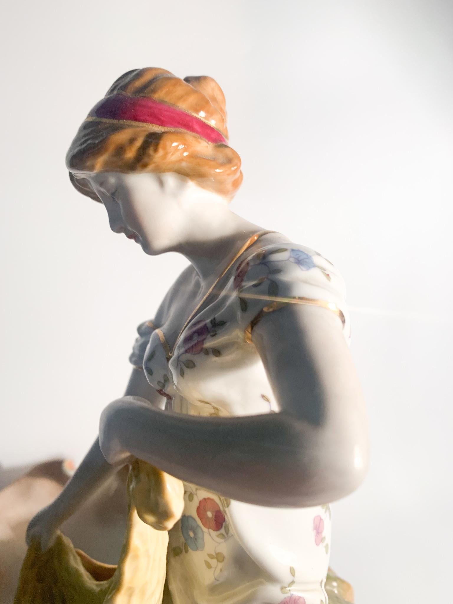 Sculpture française en céramique représentant une femme avec des paniers des années 1940 en vente 8