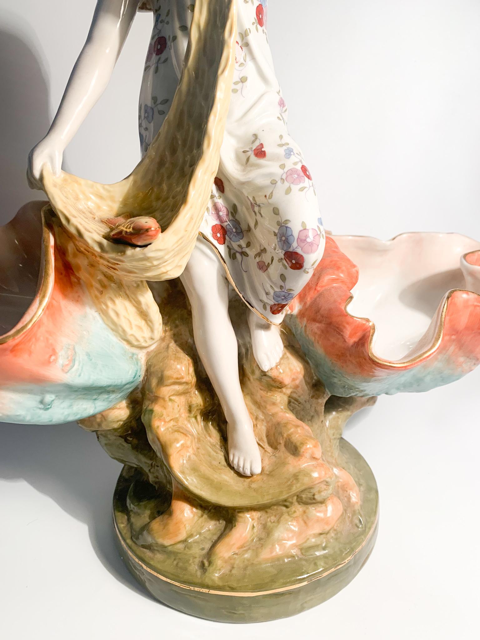 Français Sculpture française en céramique représentant une femme avec des paniers des années 1940 en vente