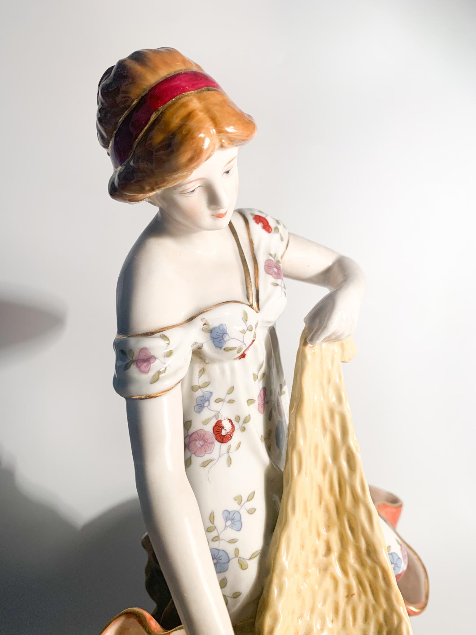 Milieu du XXe siècle Sculpture française en céramique représentant une femme avec des paniers des années 1940 en vente