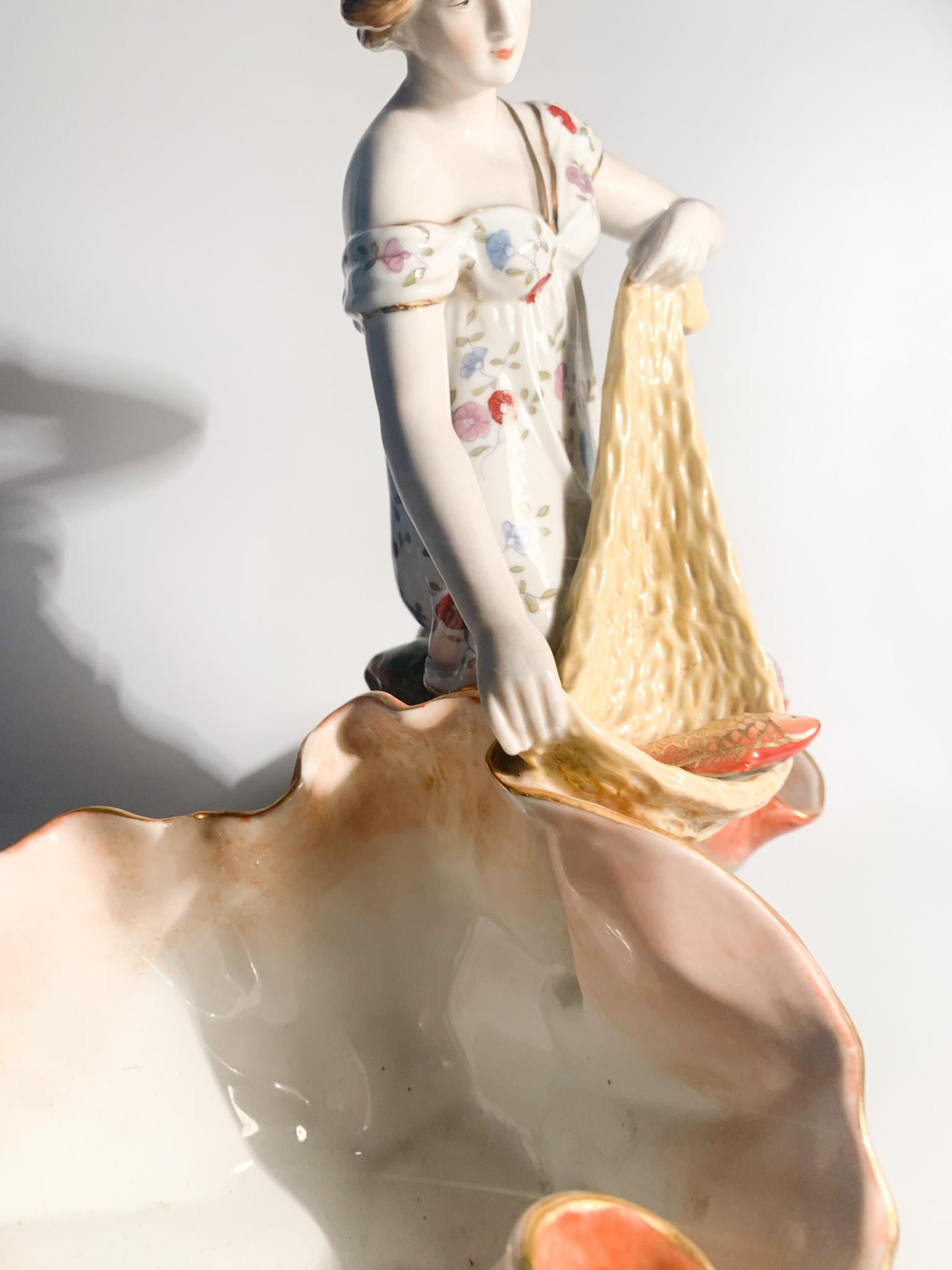 Céramique Sculpture française en céramique représentant une femme avec des paniers des années 1940 en vente
