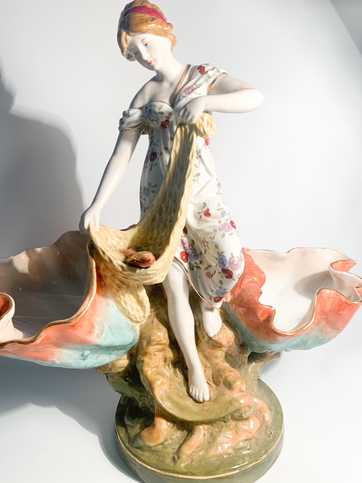 Sculpture française en céramique représentant une femme avec des paniers des années 1940 en vente 1