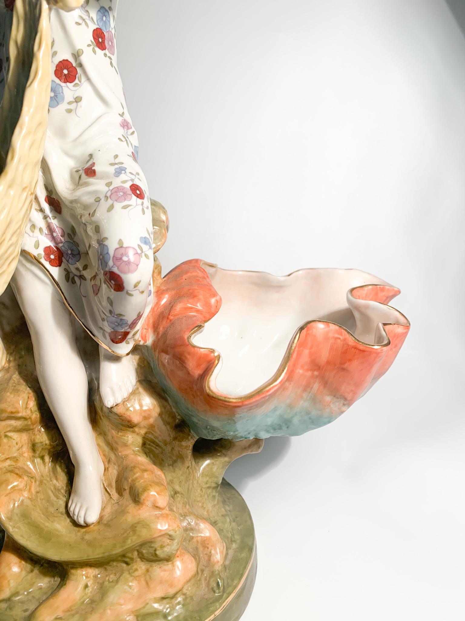 Sculpture française en céramique représentant une femme avec des paniers des années 1940 en vente 2